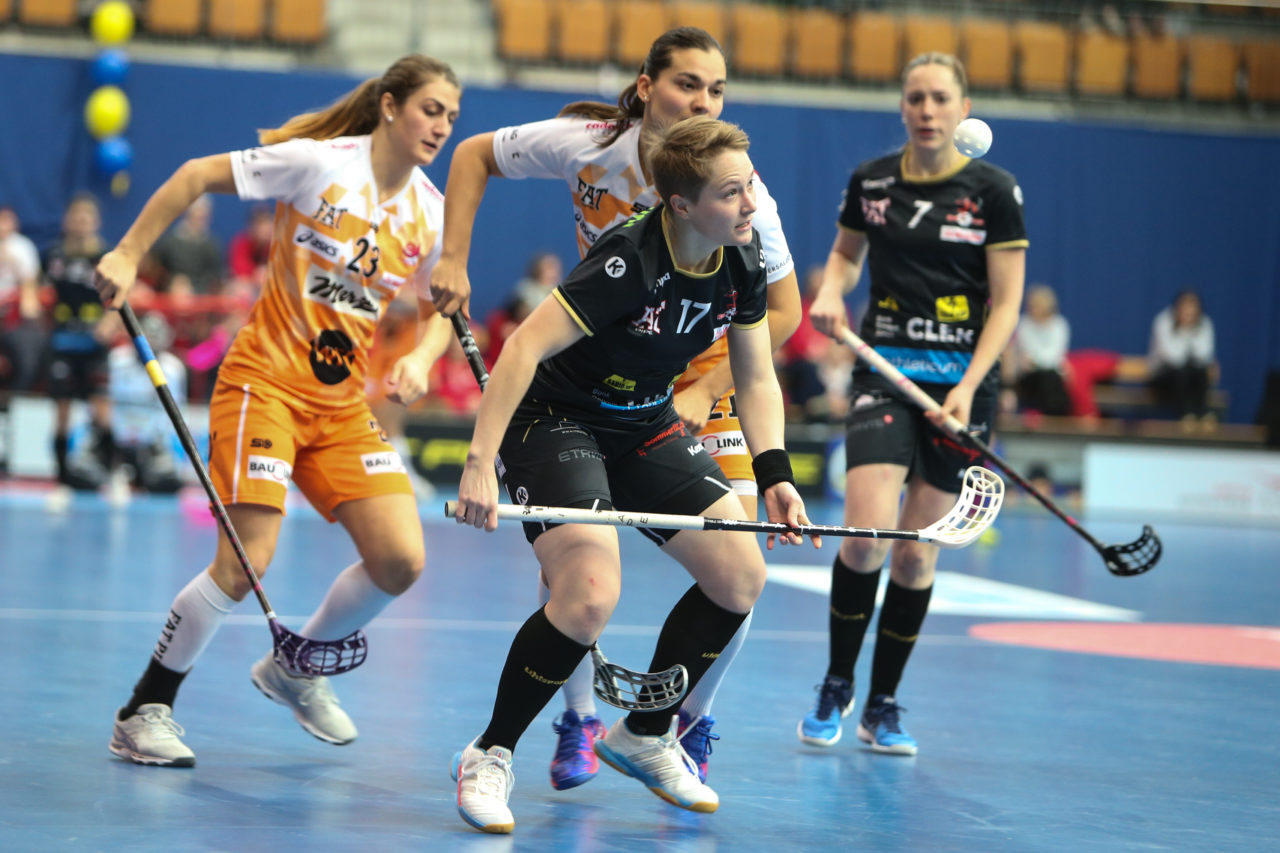 Wankdorfhalle (Bern), 24.02.2018, Unihockey Damen Schweizer Cupfinal, Red Ants Rychenberg Winterthur - piranha chur, Jael Koller (Nr. 17, Red Ants Rychenberg Winterthur)

(Severin Binkert, unihockey-fotos.ch)

Copyright: Severin Binkert, unihockey-fotos.ch – Dieses Bild wurde durch swiss unihockey lizenziert und darf ausschliesslich auf den Online-Kanälen von swiss unihockey verwendet werden. Die redaktionelle oder kommerzielle Nutzung durch Dritte (Medien, Vereine, Unternehmen oder Privatpersonen) per Download von diesem flickr-Account ist ausgeschlossen. Das Bild kann bei Interesse via unihockey-fotos.ch kostenpflichtig lizenziert werden. unihockey-fotos.ch behält sich vor, fehlbaren Medien, Vereinen, Unternehmen oder Privatpersonen Bilder mit einem Zuschlag in Rechnung zu stellen.
