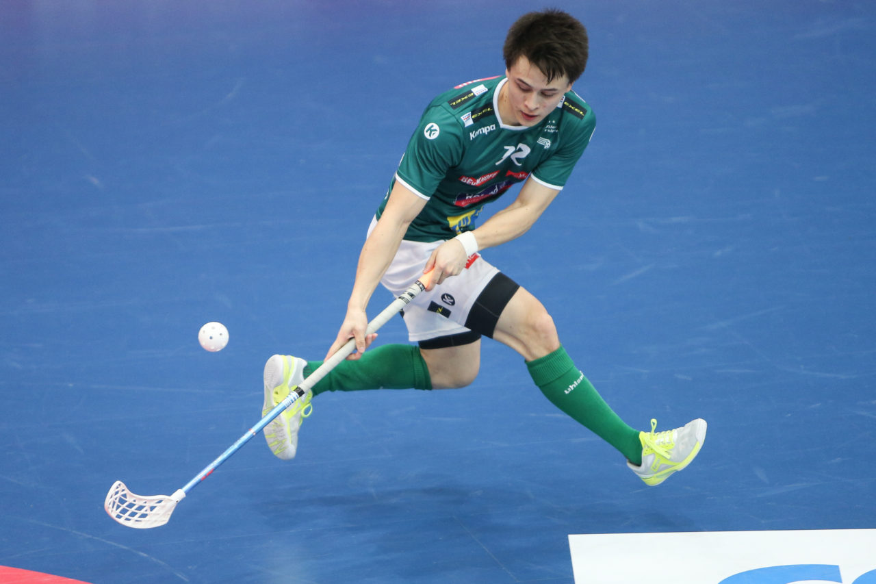 Wankdorfhalle (Bern), 24.02.2018, Unihockey Herren Schweizer Cupfinal, SV Wiler-Ersigen - GC Unihockey, Tino von Pritzbuer (Nr. 32, SV Wiler-Ersigen)

(Severin Binkert, unihockey-fotos.ch)

Copyright: Severin Binkert, unihockey-fotos.ch – Dieses Bild wurde durch swiss unihockey lizenziert und darf ausschliesslich auf den Online-Kanälen von swiss unihockey verwendet werden. Die redaktionelle oder kommerzielle Nutzung durch Dritte (Medien, Vereine, Unternehmen oder Privatpersonen) per Download von diesem flickr-Account ist ausgeschlossen. Das Bild kann bei Interesse via unihockey-fotos.ch kostenpflichtig lizenziert werden. unihockey-fotos.ch behält sich vor, fehlbaren Medien, Vereinen, Unternehmen oder Privatpersonen Bilder mit einem Zuschlag in Rechnung zu stellen.