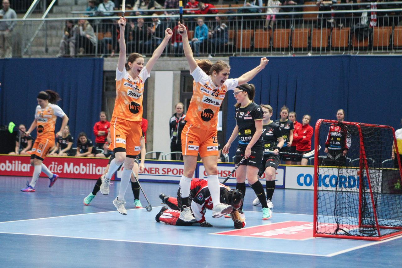 Wankdorfhalle (Bern), 24.02.2018, Unihockey Damen Schweizer Cupfinal, Red Ants Rychenberg Winterthur - piranha chur, Vivien Kühne (Nr. 18, piranha chur) und Chiara Rensch (Nr. 23, piranha chur)

(Severin Binkert, unihockey-fotos.ch)

Copyright: Severin Binkert, unihockey-fotos.ch – Dieses Bild wurde durch swiss unihockey lizenziert und darf ausschliesslich auf den Online-Kanälen von swiss unihockey verwendet werden. Die redaktionelle oder kommerzielle Nutzung durch Dritte (Medien, Vereine, Unternehmen oder Privatpersonen) per Download von diesem flickr-Account ist ausgeschlossen. Das Bild kann bei Interesse via unihockey-fotos.ch kostenpflichtig lizenziert werden. unihockey-fotos.ch behält sich vor, fehlbaren Medien, Vereinen, Unternehmen oder Privatpersonen Bilder mit einem Zuschlag in Rechnung zu stellen.