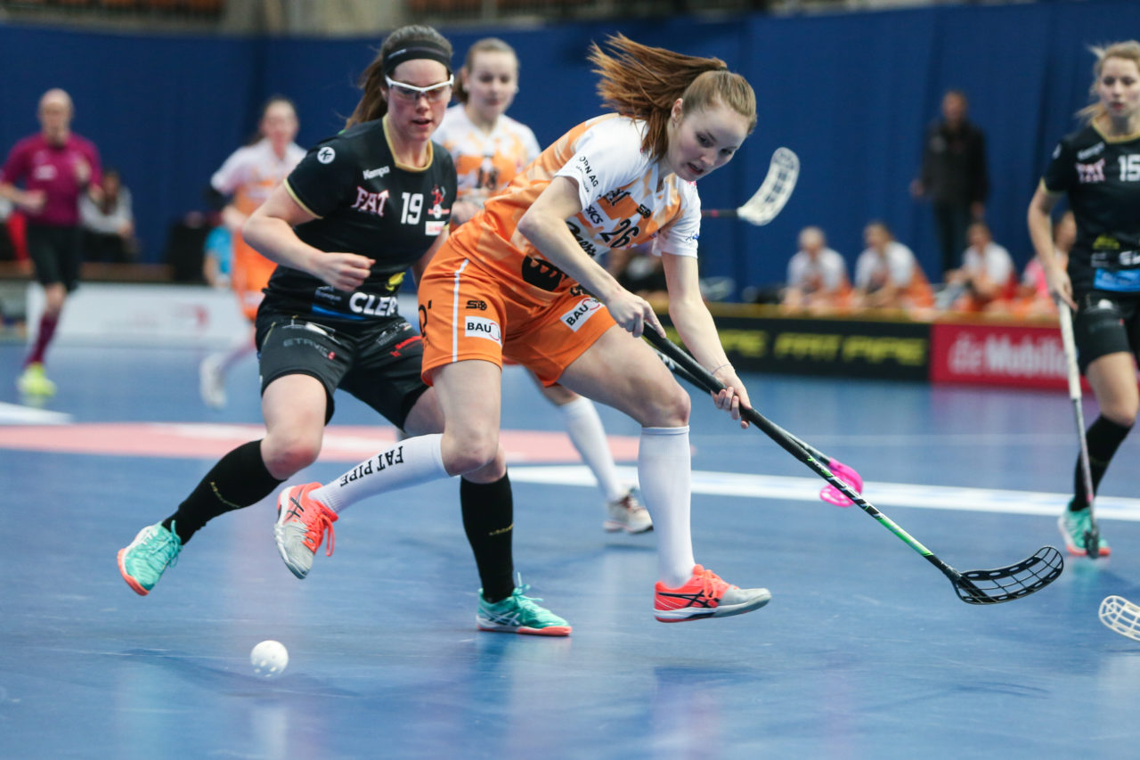Wankdorfhalle (Bern), 24.02.2018, Unihockey Damen Schweizer Cupfinal, Red Ants Rychenberg Winterthur - piranha chur, Tanja Bühler und Nathalie Spichiger

(Severin Binkert, unihockey-fotos.ch)

Copyright: Severin Binkert, unihockey-fotos.ch – Dieses Bild wurde durch swiss unihockey lizenziert und darf ausschliesslich auf den Online-Kanälen von swiss unihockey verwendet werden. Die redaktionelle oder kommerzielle Nutzung durch Dritte (Medien, Vereine, Unternehmen oder Privatpersonen) per Download von diesem flickr-Account ist ausgeschlossen. Das Bild kann bei Interesse via unihockey-fotos.ch kostenpflichtig lizenziert werden. unihockey-fotos.ch behält sich vor, fehlbaren Medien, Vereinen, Unternehmen oder Privatpersonen Bilder mit einem Zuschlag in Rechnung zu stellen.