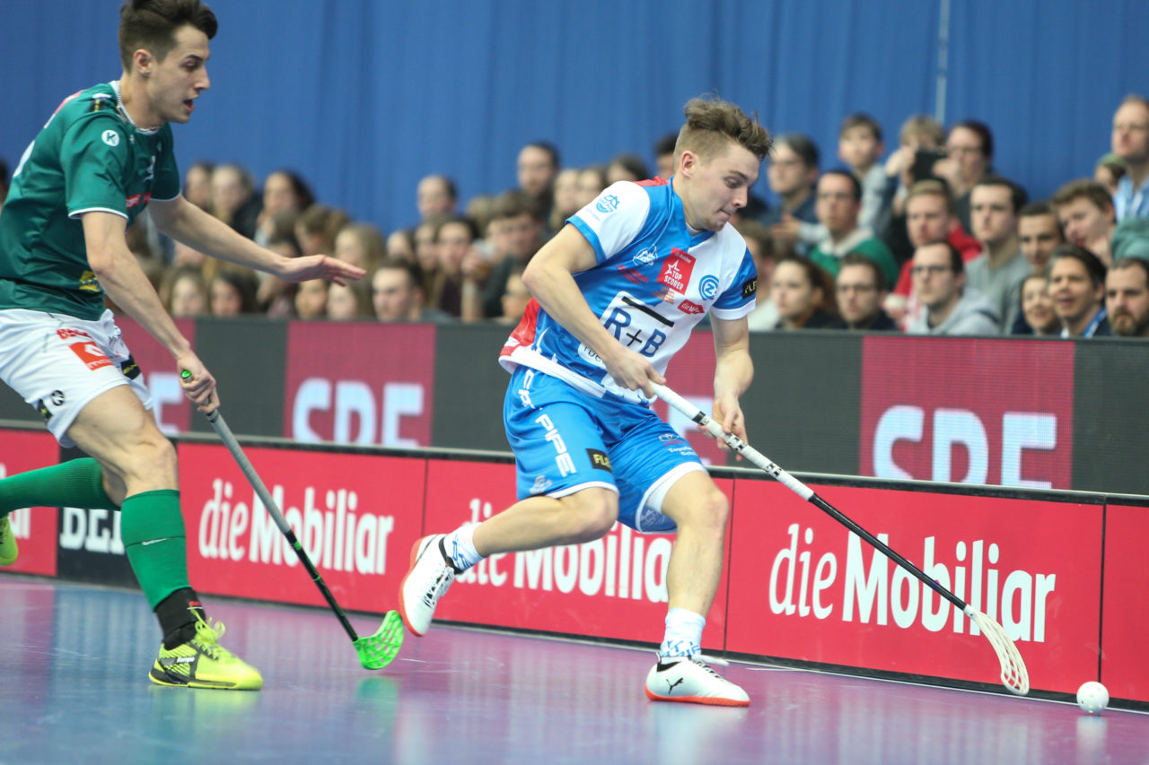 Wankdorfhalle (Bern), 24.02.2018, Unihockey Herren Schweizer Cupfinal, SV Wiler-Ersigen - GC Unihockey, Joël Rüegger (Nr. 95, GC Unihockey)

(Severin Binkert, unihockey-fotos.ch)

Copyright: Severin Binkert, unihockey-fotos.ch – Dieses Bild wurde durch swiss unihockey lizenziert und darf ausschliesslich auf den Online-Kanälen von swiss unihockey verwendet werden. Die redaktionelle oder kommerzielle Nutzung durch Dritte (Medien, Vereine, Unternehmen oder Privatpersonen) per Download von diesem flickr-Account ist ausgeschlossen. Das Bild kann bei Interesse via unihockey-fotos.ch kostenpflichtig lizenziert werden. unihockey-fotos.ch behält sich vor, fehlbaren Medien, Vereinen, Unternehmen oder Privatpersonen Bilder mit einem Zuschlag in Rechnung zu stellen.