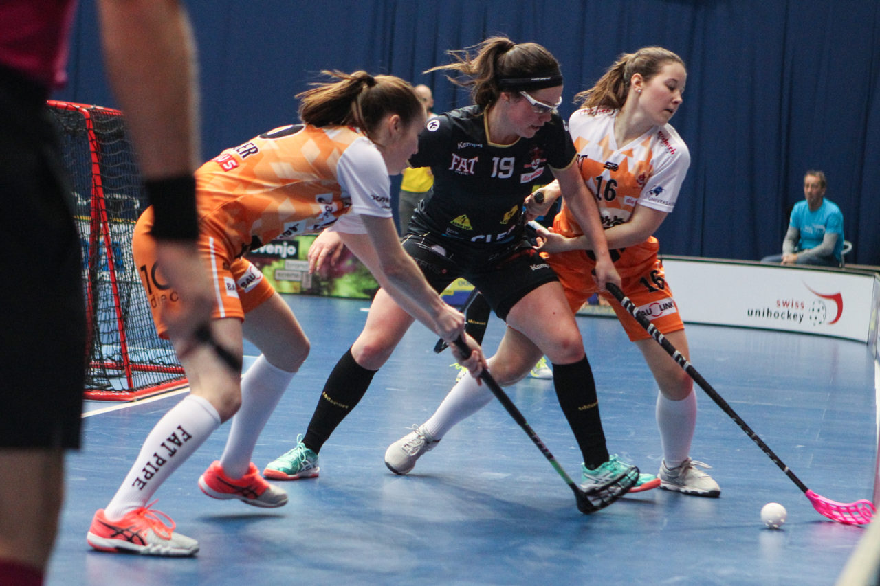 Wankdorfhalle (Bern), 24.02.2018, Unihockey Damen Schweizer Cupfinal, Red Ants Rychenberg Winterthur - piranha chur, Tanja Bühler (Nr. 19, Red Ants Rychenberg Winterthur)

(Severin Binkert, unihockey-fotos.ch)

Copyright: Severin Binkert, unihockey-fotos.ch – Dieses Bild wurde durch swiss unihockey lizenziert und darf ausschliesslich auf den Online-Kanälen von swiss unihockey verwendet werden. Die redaktionelle oder kommerzielle Nutzung durch Dritte (Medien, Vereine, Unternehmen oder Privatpersonen) per Download von diesem flickr-Account ist ausgeschlossen. Das Bild kann bei Interesse via unihockey-fotos.ch kostenpflichtig lizenziert werden. unihockey-fotos.ch behält sich vor, fehlbaren Medien, Vereinen, Unternehmen oder Privatpersonen Bilder mit einem Zuschlag in Rechnung zu stellen.