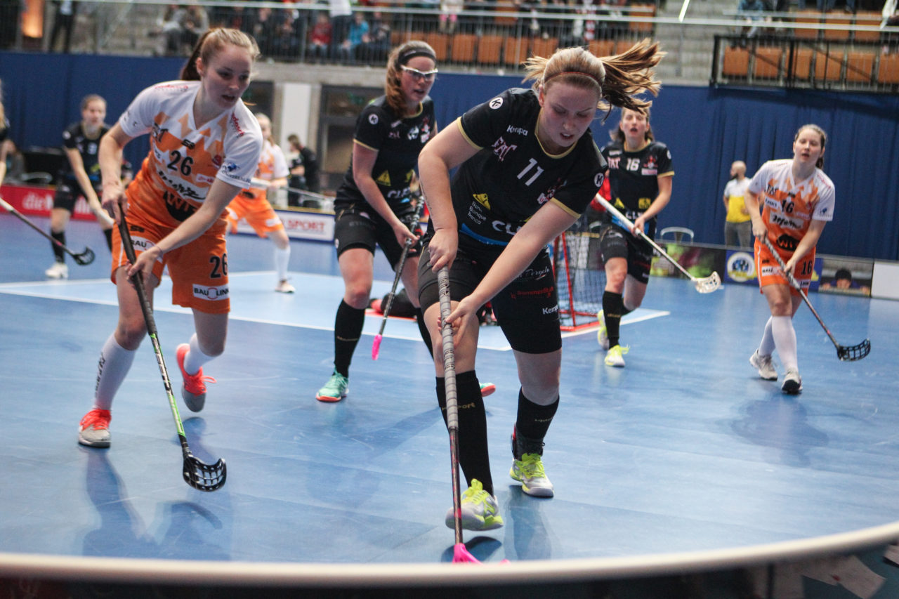 Wankdorfhalle (Bern), 24.02.2018, Unihockey Damen Schweizer Cupfinal, Red Ants Rychenberg Winterthur - piranha chur, Ellenor Bengtsson (Nr. 11, Red Ants Rychenberg Winterthur)

(Severin Binkert, unihockey-fotos.ch)

Copyright: Severin Binkert, unihockey-fotos.ch – Dieses Bild wurde durch swiss unihockey lizenziert und darf ausschliesslich auf den Online-Kanälen von swiss unihockey verwendet werden. Die redaktionelle oder kommerzielle Nutzung durch Dritte (Medien, Vereine, Unternehmen oder Privatpersonen) per Download von diesem flickr-Account ist ausgeschlossen. Das Bild kann bei Interesse via unihockey-fotos.ch kostenpflichtig lizenziert werden. unihockey-fotos.ch behält sich vor, fehlbaren Medien, Vereinen, Unternehmen oder Privatpersonen Bilder mit einem Zuschlag in Rechnung zu stellen.