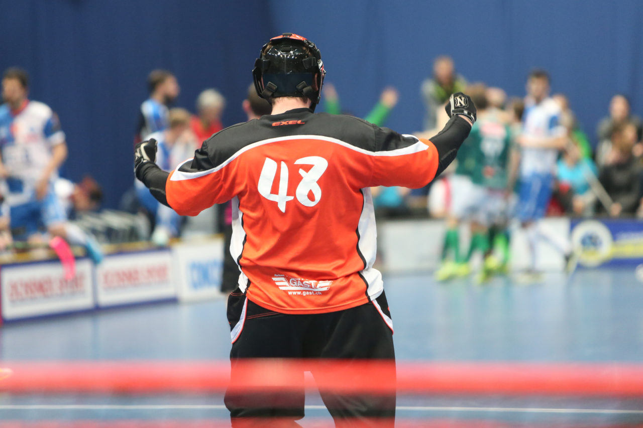 Wankdorfhalle (Bern), 24.02.2018, Unihockey Herren Schweizer Cupfinal, SV Wiler-Ersigen - GC Unihockey, Nicolas Wolf (Nr. 48, SV Wiler-Ersigen)

(Severin Binkert, unihockey-fotos.ch)

Copyright: Severin Binkert, unihockey-fotos.ch – Dieses Bild wurde durch swiss unihockey lizenziert und darf ausschliesslich auf den Online-Kanälen von swiss unihockey verwendet werden. Die redaktionelle oder kommerzielle Nutzung durch Dritte (Medien, Vereine, Unternehmen oder Privatpersonen) per Download von diesem flickr-Account ist ausgeschlossen. Das Bild kann bei Interesse via unihockey-fotos.ch kostenpflichtig lizenziert werden. unihockey-fotos.ch behält sich vor, fehlbaren Medien, Vereinen, Unternehmen oder Privatpersonen Bilder mit einem Zuschlag in Rechnung zu stellen.
