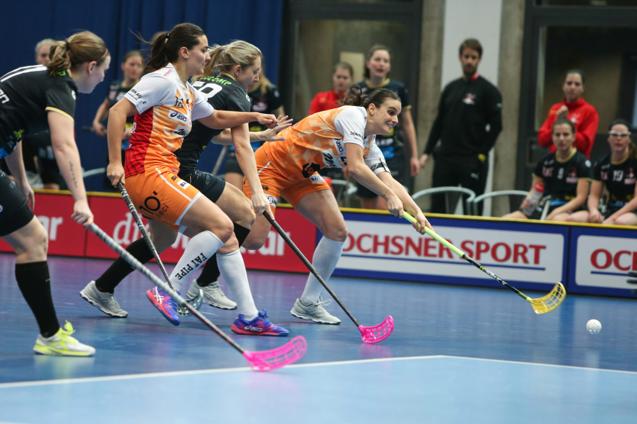 Wankdorfhalle (Bern), 24.02.2018, Unihockey Damen Schweizer Cupfinal, Red Ants Rychenberg Winterthur - piranha chur, Seraina Ulber (Nr. 22, piranha chur)

(Severin Binkert, unihockey-fotos.ch)

Copyright: Severin Binkert, unihockey-fotos.ch – Dieses Bild wurde durch swiss unihockey lizenziert und darf ausschliesslich auf den Online-Kanälen von swiss unihockey verwendet werden. Die redaktionelle oder kommerzielle Nutzung durch Dritte (Medien, Vereine, Unternehmen oder Privatpersonen) per Download von diesem flickr-Account ist ausgeschlossen. Das Bild kann bei Interesse via unihockey-fotos.ch kostenpflichtig lizenziert werden. unihockey-fotos.ch behält sich vor, fehlbaren Medien, Vereinen, Unternehmen oder Privatpersonen Bilder mit einem Zuschlag in Rechnung zu stellen.