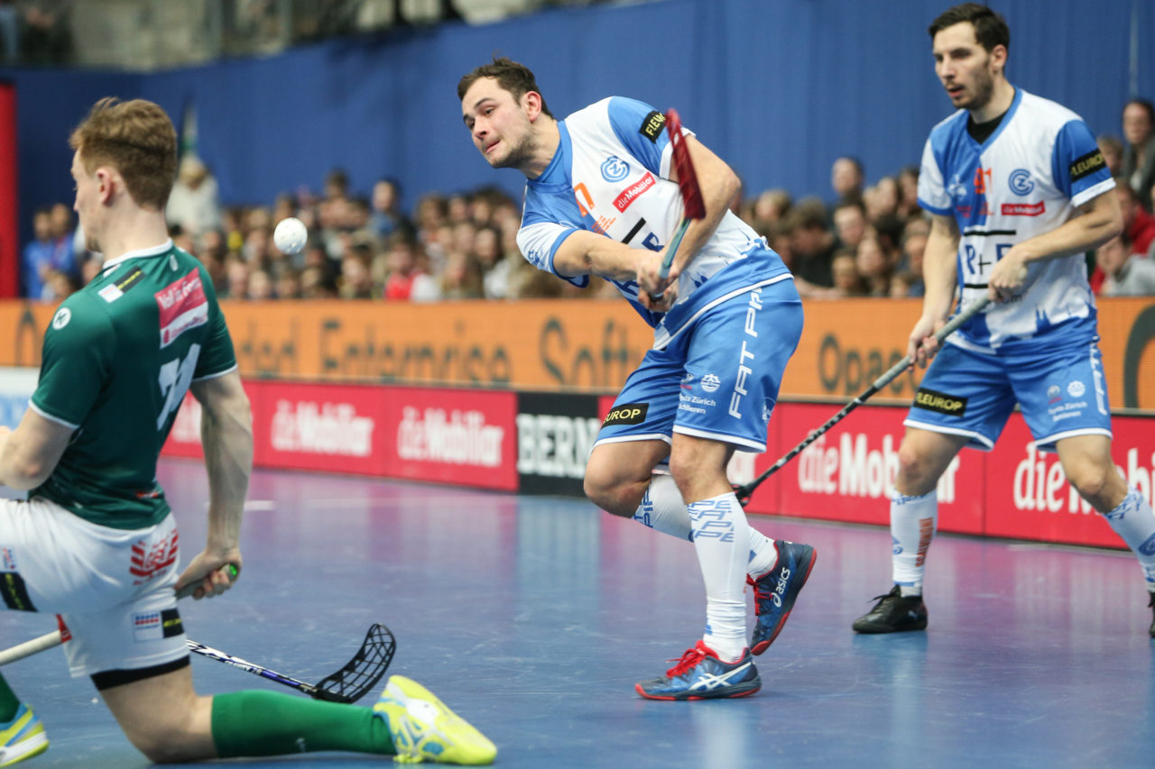 Wankdorfhalle (Bern), 24.02.2018, Unihockey Herren Schweizer Cupfinal, SV Wiler-Ersigen - GC Unihockey, Andreas Honold (Nr. 17, GC Unihockey)

(Severin Binkert, unihockey-fotos.ch)

Copyright: Severin Binkert, unihockey-fotos.ch – Dieses Bild wurde durch swiss unihockey lizenziert und darf ausschliesslich auf den Online-Kanälen von swiss unihockey verwendet werden. Die redaktionelle oder kommerzielle Nutzung durch Dritte (Medien, Vereine, Unternehmen oder Privatpersonen) per Download von diesem flickr-Account ist ausgeschlossen. Das Bild kann bei Interesse via unihockey-fotos.ch kostenpflichtig lizenziert werden. unihockey-fotos.ch behält sich vor, fehlbaren Medien, Vereinen, Unternehmen oder Privatpersonen Bilder mit einem Zuschlag in Rechnung zu stellen.