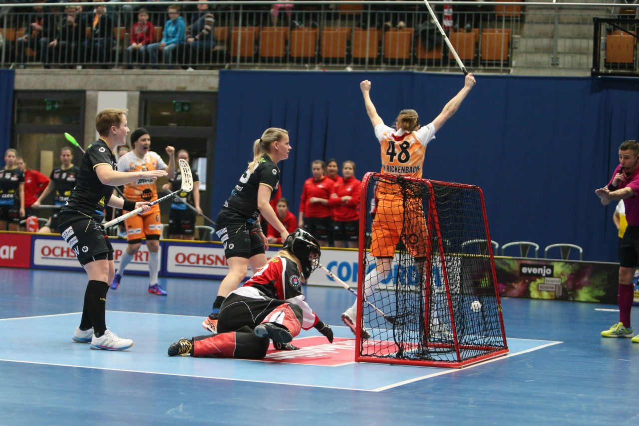 Wankdorfhalle (Bern), 24.02.2018, Unihockey Damen Schweizer Cupfinal, Red Ants Rychenberg Winterthur - piranha chur, Priska Von Rickenbach (Nr. 48, piranha chur)

(Severin Binkert, unihockey-fotos.ch)

Copyright: Severin Binkert, unihockey-fotos.ch – Dieses Bild wurde durch swiss unihockey lizenziert und darf ausschliesslich auf den Online-Kanälen von swiss unihockey verwendet werden. Die redaktionelle oder kommerzielle Nutzung durch Dritte (Medien, Vereine, Unternehmen oder Privatpersonen) per Download von diesem flickr-Account ist ausgeschlossen. Das Bild kann bei Interesse via unihockey-fotos.ch kostenpflichtig lizenziert werden. unihockey-fotos.ch behält sich vor, fehlbaren Medien, Vereinen, Unternehmen oder Privatpersonen Bilder mit einem Zuschlag in Rechnung zu stellen.