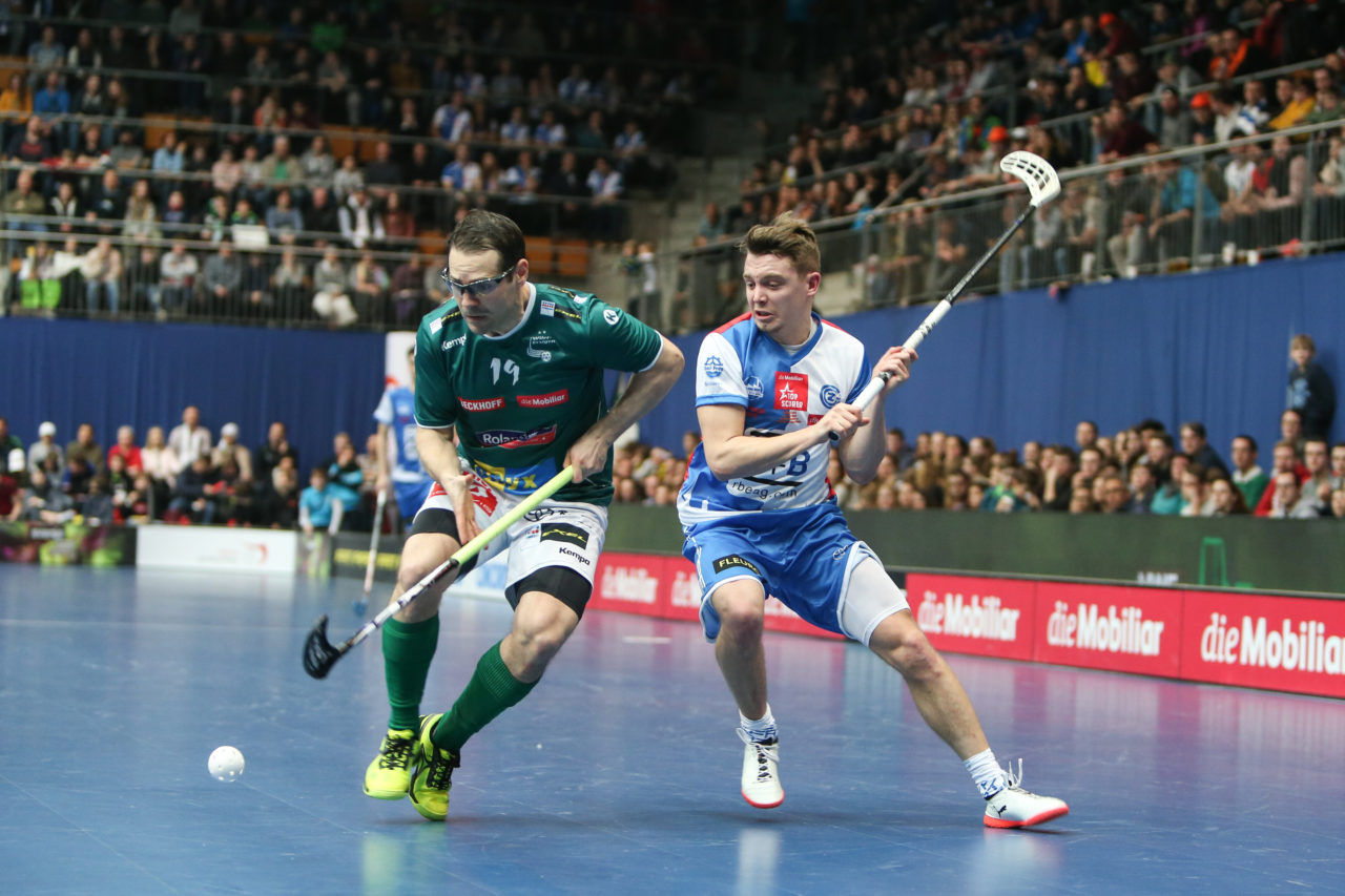 Wankdorfhalle (Bern), 24.02.2018, Unihockey Herren Schweizer Cupfinal, SV Wiler-Ersigen - GC Unihockey, Matthias Hofbauer und Joël Rüegger

(Severin Binkert, unihockey-fotos.ch)

Copyright: Severin Binkert, unihockey-fotos.ch – Dieses Bild wurde durch swiss unihockey lizenziert und darf ausschliesslich auf den Online-Kanälen von swiss unihockey verwendet werden. Die redaktionelle oder kommerzielle Nutzung durch Dritte (Medien, Vereine, Unternehmen oder Privatpersonen) per Download von diesem flickr-Account ist ausgeschlossen. Das Bild kann bei Interesse via unihockey-fotos.ch kostenpflichtig lizenziert werden. unihockey-fotos.ch behält sich vor, fehlbaren Medien, Vereinen, Unternehmen oder Privatpersonen Bilder mit einem Zuschlag in Rechnung zu stellen.