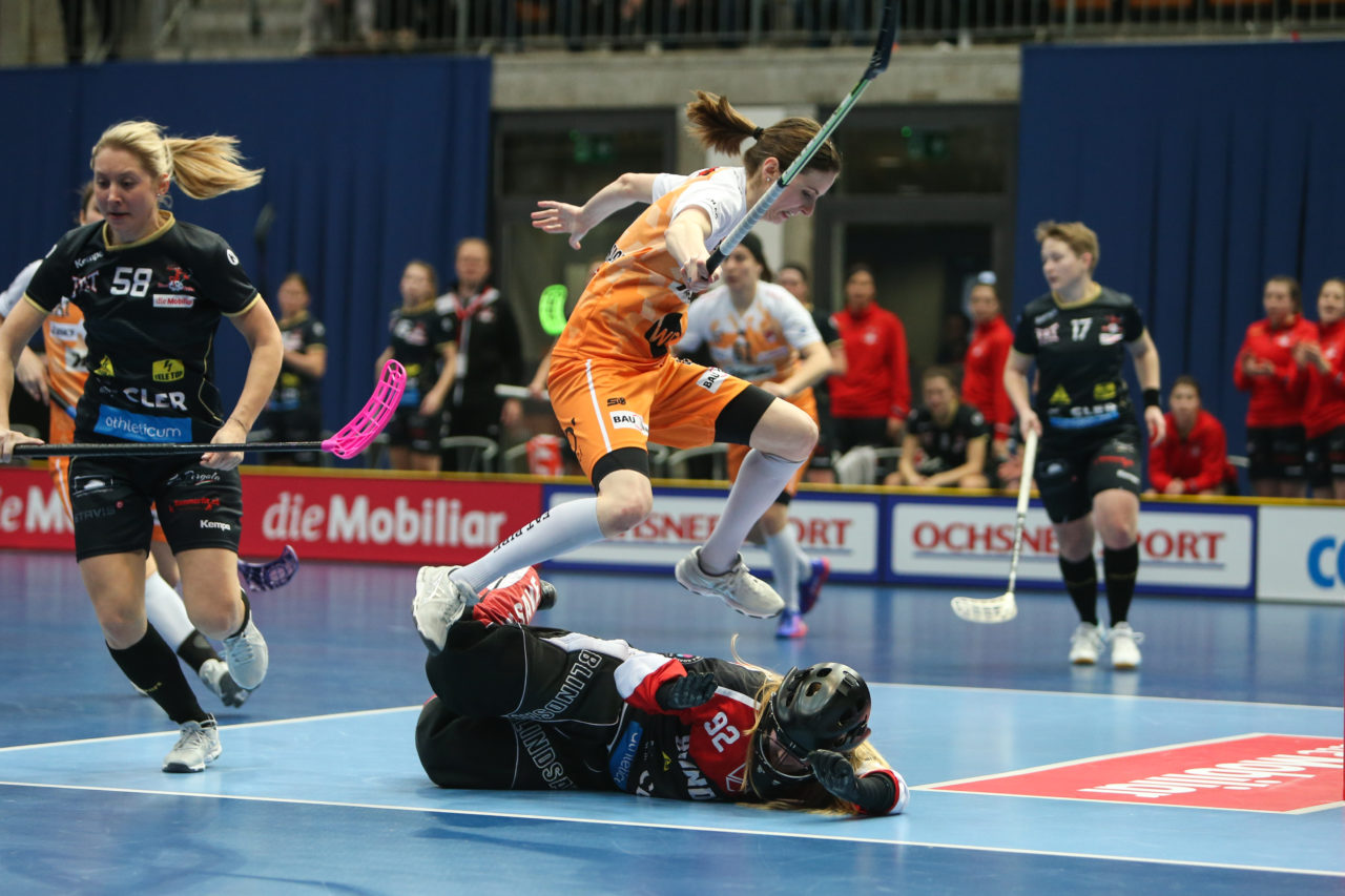 Wankdorfhalle (Bern), 24.02.2018, Unihockey Damen Schweizer Cupfinal, Red Ants Rychenberg Winterthur - piranha chur, Priska Von Rickenbach (Nr. 48, piranha chur) und Martina Fauser (Nr. 92, Red Ants Rychenberg Winterthur)

(Severin Binkert, unihockey-fotos.ch)

Copyright: Severin Binkert, unihockey-fotos.ch – Dieses Bild wurde durch swiss unihockey lizenziert und darf ausschliesslich auf den Online-Kanälen von swiss unihockey verwendet werden. Die redaktionelle oder kommerzielle Nutzung durch Dritte (Medien, Vereine, Unternehmen oder Privatpersonen) per Download von diesem flickr-Account ist ausgeschlossen. Das Bild kann bei Interesse via unihockey-fotos.ch kostenpflichtig lizenziert werden. unihockey-fotos.ch behält sich vor, fehlbaren Medien, Vereinen, Unternehmen oder Privatpersonen Bilder mit einem Zuschlag in Rechnung zu stellen.