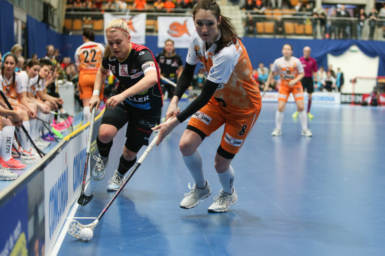 Wankdorfhalle (Bern), 24.02.2018, Unihockey Damen Schweizer Cupfinal, Red Ants Rychenberg Winterthur - piranha chur, Céline Chalverat und Carole Breu

(Severin Binkert, unihockey-fotos.ch)

Copyright: Severin Binkert, unihockey-fotos.ch – Dieses Bild wurde durch swiss unihockey lizenziert und darf ausschliesslich auf den Online-Kanälen von swiss unihockey verwendet werden. Die redaktionelle oder kommerzielle Nutzung durch Dritte (Medien, Vereine, Unternehmen oder Privatpersonen) per Download von diesem flickr-Account ist ausgeschlossen. Das Bild kann bei Interesse via unihockey-fotos.ch kostenpflichtig lizenziert werden. unihockey-fotos.ch behält sich vor, fehlbaren Medien, Vereinen, Unternehmen oder Privatpersonen Bilder mit einem Zuschlag in Rechnung zu stellen.