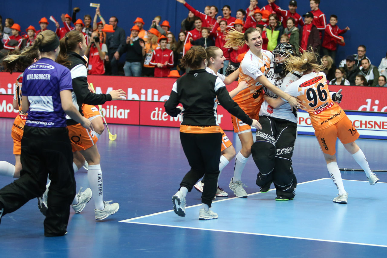 Wankdorfhalle (Bern), 24.02.2018, Unihockey Damen Schweizer Cupfinal, Red Ants Rychenberg Winterthur - piranha chur, Luana Rensch (Nr. 17, piranha chur) und Lara Heini (Nr. 94, piranha chur)

(Severin Binkert, unihockey-fotos.ch)

Copyright: Severin Binkert, unihockey-fotos.ch – Dieses Bild wurde durch swiss unihockey lizenziert und darf ausschliesslich auf den Online-Kanälen von swiss unihockey verwendet werden. Die redaktionelle oder kommerzielle Nutzung durch Dritte (Medien, Vereine, Unternehmen oder Privatpersonen) per Download von diesem flickr-Account ist ausgeschlossen. Das Bild kann bei Interesse via unihockey-fotos.ch kostenpflichtig lizenziert werden. unihockey-fotos.ch behält sich vor, fehlbaren Medien, Vereinen, Unternehmen oder Privatpersonen Bilder mit einem Zuschlag in Rechnung zu stellen.