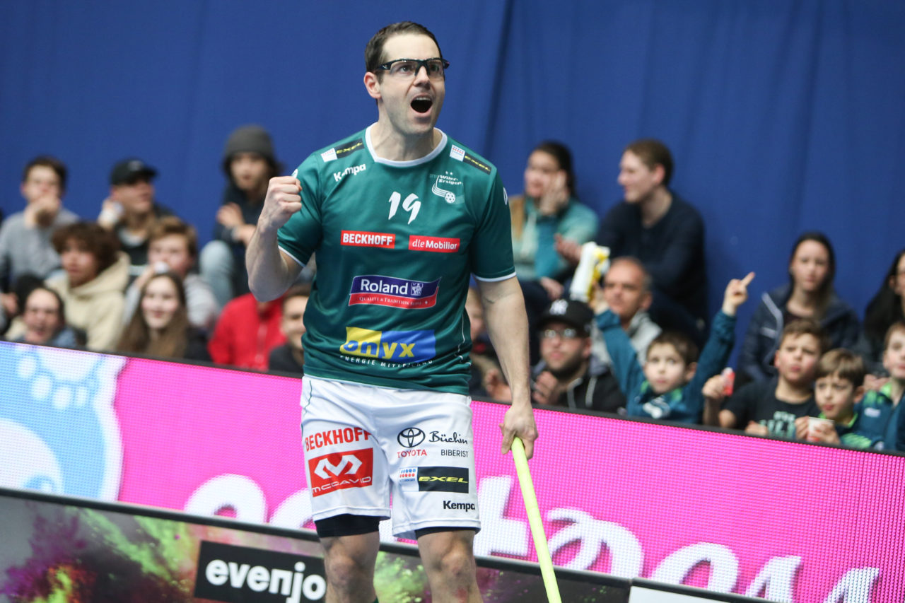 Wankdorfhalle (Bern), 24.02.2018, Unihockey Herren Schweizer Cupfinal, SV Wiler-Ersigen - GC Unihockey, Matthias Hofbauer (Nr. 19, SV Wiler-Ersigen)

(Severin Binkert, unihockey-fotos.ch)

Copyright: Severin Binkert, unihockey-fotos.ch – Dieses Bild wurde durch swiss unihockey lizenziert und darf ausschliesslich auf den Online-Kanälen von swiss unihockey verwendet werden. Die redaktionelle oder kommerzielle Nutzung durch Dritte (Medien, Vereine, Unternehmen oder Privatpersonen) per Download von diesem flickr-Account ist ausgeschlossen. Das Bild kann bei Interesse via unihockey-fotos.ch kostenpflichtig lizenziert werden. unihockey-fotos.ch behält sich vor, fehlbaren Medien, Vereinen, Unternehmen oder Privatpersonen Bilder mit einem Zuschlag in Rechnung zu stellen.