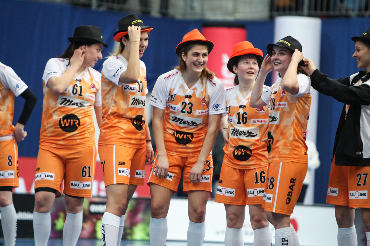 Wankdorfhalle (Bern), 24.02.2018, Unihockey Damen Schweizer Cupfinal, Red Ants Rychenberg Winterthur - piranha chur, Chiara Rensch (Nr. 23, piranha chur) und Vivien Kühne (Nr. 18, piranha chur)

(Severin Binkert, unihockey-fotos.ch)

Copyright: Severin Binkert, unihockey-fotos.ch – Dieses Bild wurde durch swiss unihockey lizenziert und darf ausschliesslich auf den Online-Kanälen von swiss unihockey verwendet werden. Die redaktionelle oder kommerzielle Nutzung durch Dritte (Medien, Vereine, Unternehmen oder Privatpersonen) per Download von diesem flickr-Account ist ausgeschlossen. Das Bild kann bei Interesse via unihockey-fotos.ch kostenpflichtig lizenziert werden. unihockey-fotos.ch behält sich vor, fehlbaren Medien, Vereinen, Unternehmen oder Privatpersonen Bilder mit einem Zuschlag in Rechnung zu stellen.