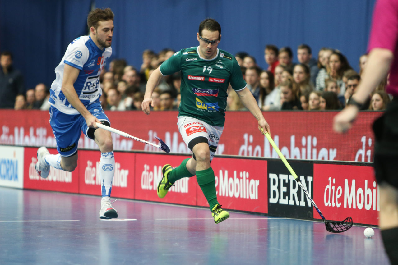 Wankdorfhalle (Bern), 24.02.2018, Unihockey Herren Schweizer Cupfinal, SV Wiler-Ersigen - GC Unihockey, Luca Graf (Nr. 97, GC Unihockey) und Matthias Hofbauer (Nr. 19, SV Wiler-Ersigen)

(Severin Binkert, unihockey-fotos.ch)

Copyright: Severin Binkert, unihockey-fotos.ch – Dieses Bild wurde durch swiss unihockey lizenziert und darf ausschliesslich auf den Online-Kanälen von swiss unihockey verwendet werden. Die redaktionelle oder kommerzielle Nutzung durch Dritte (Medien, Vereine, Unternehmen oder Privatpersonen) per Download von diesem flickr-Account ist ausgeschlossen. Das Bild kann bei Interesse via unihockey-fotos.ch kostenpflichtig lizenziert werden. unihockey-fotos.ch behält sich vor, fehlbaren Medien, Vereinen, Unternehmen oder Privatpersonen Bilder mit einem Zuschlag in Rechnung zu stellen.