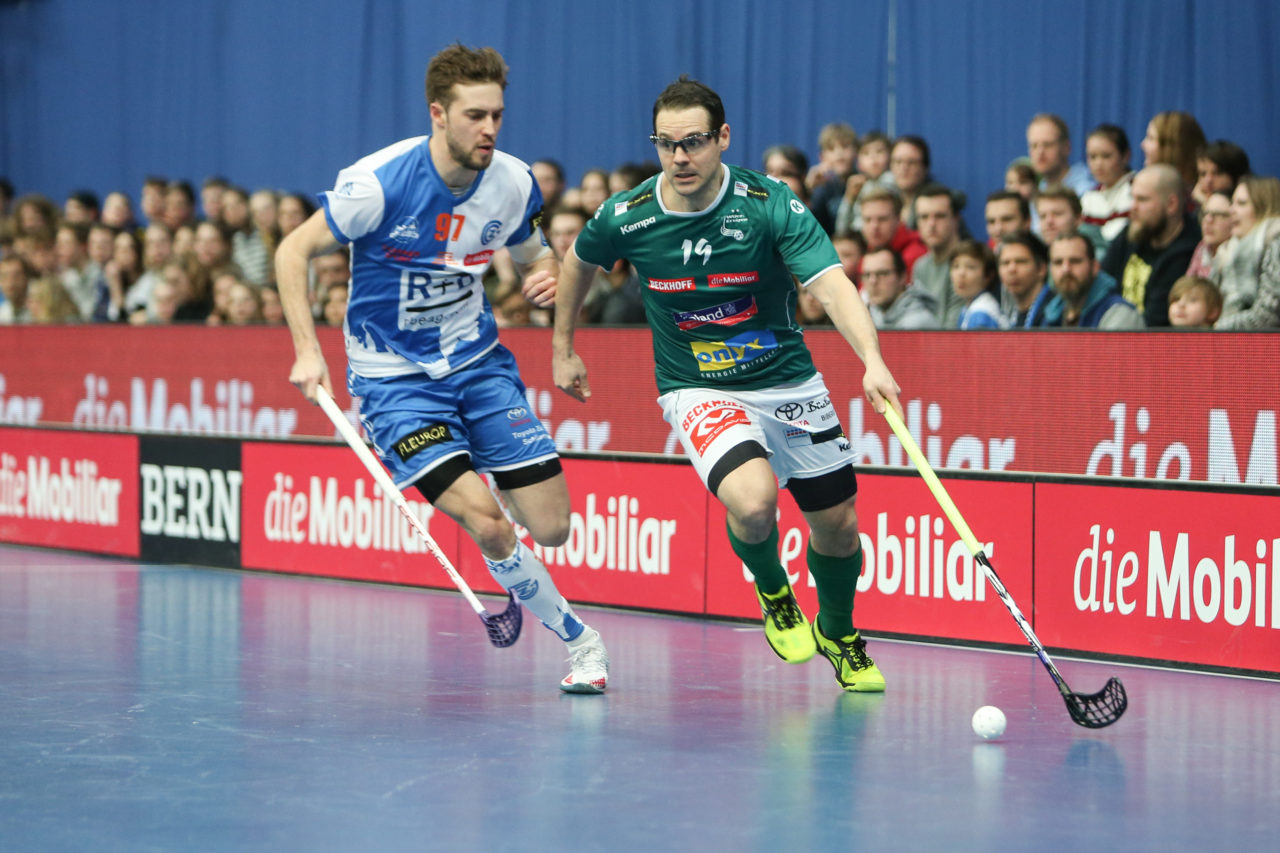 Wankdorfhalle (Bern), 24.02.2018, Unihockey Herren Schweizer Cupfinal, SV Wiler-Ersigen - GC Unihockey, Luca Graf (Nr. 97, GC Unihockey) und Matthias Hofbauer (Nr. 19, SV Wiler-Ersigen)

(Severin Binkert, unihockey-fotos.ch)

Copyright: Severin Binkert, unihockey-fotos.ch – Dieses Bild wurde durch swiss unihockey lizenziert und darf ausschliesslich auf den Online-Kanälen von swiss unihockey verwendet werden. Die redaktionelle oder kommerzielle Nutzung durch Dritte (Medien, Vereine, Unternehmen oder Privatpersonen) per Download von diesem flickr-Account ist ausgeschlossen. Das Bild kann bei Interesse via unihockey-fotos.ch kostenpflichtig lizenziert werden. unihockey-fotos.ch behält sich vor, fehlbaren Medien, Vereinen, Unternehmen oder Privatpersonen Bilder mit einem Zuschlag in Rechnung zu stellen.