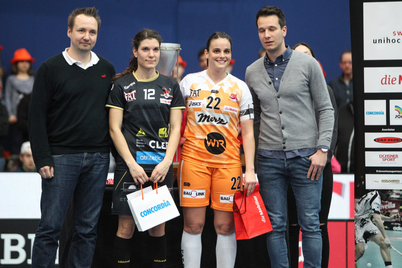 Wankdorfhalle (Bern), 24.02.2018, Unihockey Damen Schweizer Cupfinal, Red Ants Rychenberg Winterthur - piranha chur, Margrit Scheidegger (Nr. 12, Red Ants Rychenberg Winterthur) und Seraina Ulber (Nr. 22, piranha chur)

(Severin Binkert, unihockey-fotos.ch)

Copyright: Severin Binkert, unihockey-fotos.ch – Dieses Bild wurde durch swiss unihockey lizenziert und darf ausschliesslich auf den Online-Kanälen von swiss unihockey verwendet werden. Die redaktionelle oder kommerzielle Nutzung durch Dritte (Medien, Vereine, Unternehmen oder Privatpersonen) per Download von diesem flickr-Account ist ausgeschlossen. Das Bild kann bei Interesse via unihockey-fotos.ch kostenpflichtig lizenziert werden. unihockey-fotos.ch behält sich vor, fehlbaren Medien, Vereinen, Unternehmen oder Privatpersonen Bilder mit einem Zuschlag in Rechnung zu stellen.