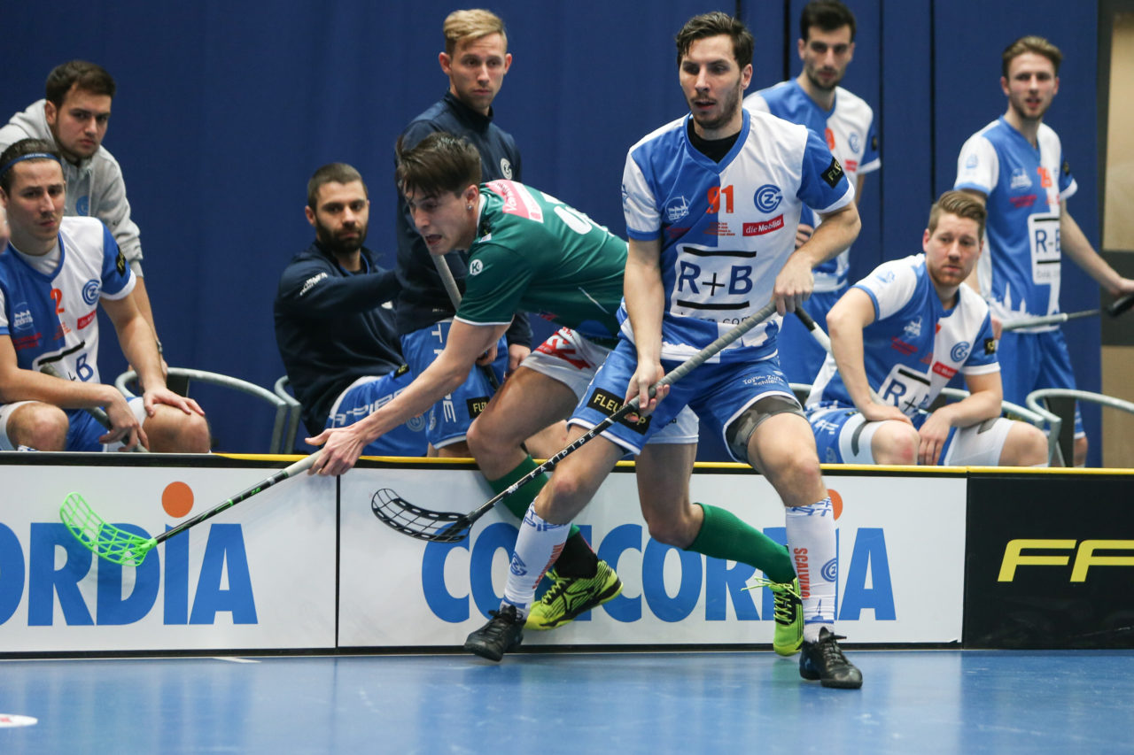 Wankdorfhalle (Bern), 24.02.2018, Unihockey Herren Schweizer Cupfinal, SV Wiler-Ersigen - GC Unihockey, Marco Rentsch (Nr. 97, SV Wiler-Ersigen) und Nico Scalvinoni (Nr. 91, GC Unihockey)

(Severin Binkert, unihockey-fotos.ch)

Copyright: Severin Binkert, unihockey-fotos.ch – Dieses Bild wurde durch swiss unihockey lizenziert und darf ausschliesslich auf den Online-Kanälen von swiss unihockey verwendet werden. Die redaktionelle oder kommerzielle Nutzung durch Dritte (Medien, Vereine, Unternehmen oder Privatpersonen) per Download von diesem flickr-Account ist ausgeschlossen. Das Bild kann bei Interesse via unihockey-fotos.ch kostenpflichtig lizenziert werden. unihockey-fotos.ch behält sich vor, fehlbaren Medien, Vereinen, Unternehmen oder Privatpersonen Bilder mit einem Zuschlag in Rechnung zu stellen.