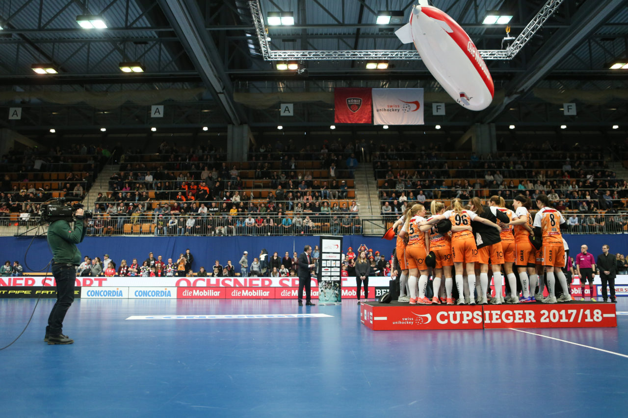 Wankdorfhalle (Bern), 24.02.2018, Unihockey Damen Schweizer Cupfinal, Red Ants Rychenberg Winterthur - piranha chur, Chur ist Cupsieger

(Severin Binkert, unihockey-fotos.ch)

Copyright: Severin Binkert, unihockey-fotos.ch – Dieses Bild wurde durch swiss unihockey lizenziert und darf ausschliesslich auf den Online-Kanälen von swiss unihockey verwendet werden. Die redaktionelle oder kommerzielle Nutzung durch Dritte (Medien, Vereine, Unternehmen oder Privatpersonen) per Download von diesem flickr-Account ist ausgeschlossen. Das Bild kann bei Interesse via unihockey-fotos.ch kostenpflichtig lizenziert werden. unihockey-fotos.ch behält sich vor, fehlbaren Medien, Vereinen, Unternehmen oder Privatpersonen Bilder mit einem Zuschlag in Rechnung zu stellen.