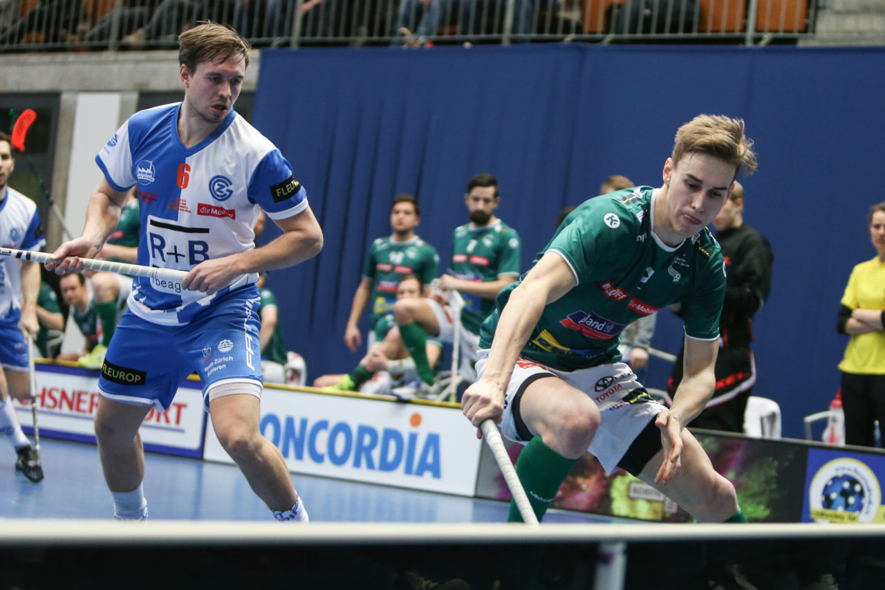 Wankdorfhalle (Bern), 24.02.2018, Unihockey Herren Schweizer Cupfinal, SV Wiler-Ersigen - GC Unihockey, Claudio Laely (Nr. 6, GC Unihockey) und Nicola Bischofberger (Nr. 2, SV Wiler-Ersigen)

(Severin Binkert, unihockey-fotos.ch)

Copyright: Severin Binkert, unihockey-fotos.ch – Dieses Bild wurde durch swiss unihockey lizenziert und darf ausschliesslich auf den Online-Kanälen von swiss unihockey verwendet werden. Die redaktionelle oder kommerzielle Nutzung durch Dritte (Medien, Vereine, Unternehmen oder Privatpersonen) per Download von diesem flickr-Account ist ausgeschlossen. Das Bild kann bei Interesse via unihockey-fotos.ch kostenpflichtig lizenziert werden. unihockey-fotos.ch behält sich vor, fehlbaren Medien, Vereinen, Unternehmen oder Privatpersonen Bilder mit einem Zuschlag in Rechnung zu stellen.