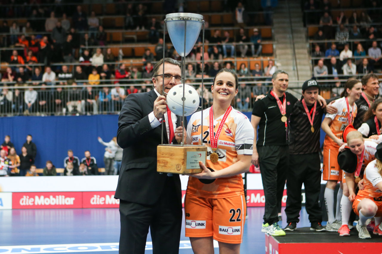 Wankdorfhalle (Bern), 24.02.2018, Unihockey Damen Schweizer Cupfinal, Red Ants Rychenberg Winterthur - piranha chur, Daniel Bareiss und Seraina Ulber (Nr. 22, piranha chur)

(Severin Binkert, unihockey-fotos.ch)

Copyright: Severin Binkert, unihockey-fotos.ch – Dieses Bild wurde durch swiss unihockey lizenziert und darf ausschliesslich auf den Online-Kanälen von swiss unihockey verwendet werden. Die redaktionelle oder kommerzielle Nutzung durch Dritte (Medien, Vereine, Unternehmen oder Privatpersonen) per Download von diesem flickr-Account ist ausgeschlossen. Das Bild kann bei Interesse via unihockey-fotos.ch kostenpflichtig lizenziert werden. unihockey-fotos.ch behält sich vor, fehlbaren Medien, Vereinen, Unternehmen oder Privatpersonen Bilder mit einem Zuschlag in Rechnung zu stellen.