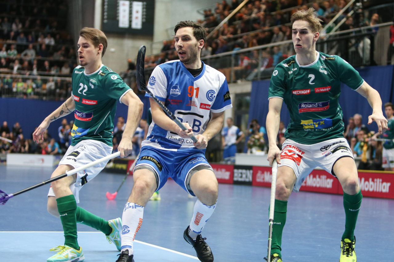 Wankdorfhalle (Bern), 24.02.2018, Unihockey Herren Schweizer Cupfinal, SV Wiler-Ersigen - GC Unihockey, Nico Scalvinoni (Nr. 91, GC Unihockey) und Nicola Bischofberger (Nr. 2, SV Wiler-Ersigen)

(Severin Binkert, unihockey-fotos.ch)

Copyright: Severin Binkert, unihockey-fotos.ch – Dieses Bild wurde durch swiss unihockey lizenziert und darf ausschliesslich auf den Online-Kanälen von swiss unihockey verwendet werden. Die redaktionelle oder kommerzielle Nutzung durch Dritte (Medien, Vereine, Unternehmen oder Privatpersonen) per Download von diesem flickr-Account ist ausgeschlossen. Das Bild kann bei Interesse via unihockey-fotos.ch kostenpflichtig lizenziert werden. unihockey-fotos.ch behält sich vor, fehlbaren Medien, Vereinen, Unternehmen oder Privatpersonen Bilder mit einem Zuschlag in Rechnung zu stellen.