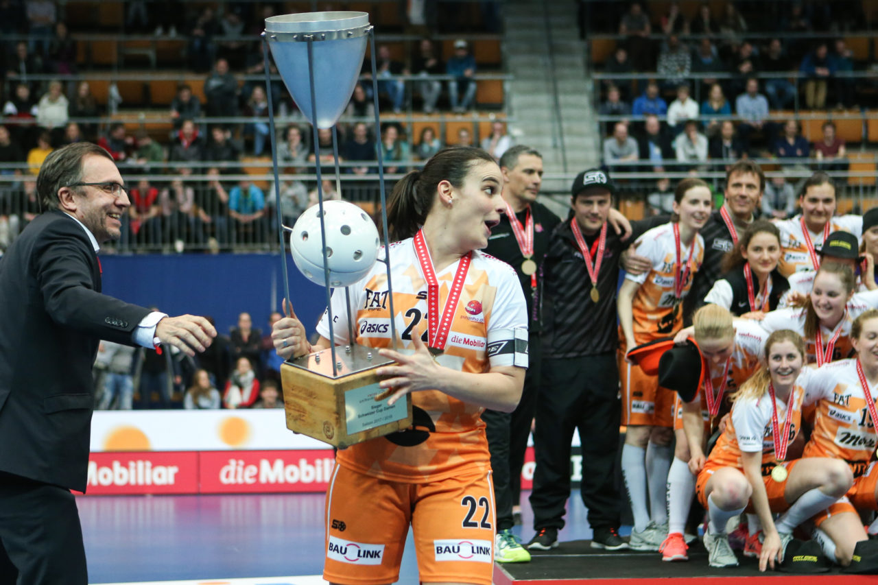 Wankdorfhalle (Bern), 24.02.2018, Unihockey Damen Schweizer Cupfinal, Red Ants Rychenberg Winterthur - piranha chur, Seraina Ulber (Nr. 22, piranha chur)

(Severin Binkert, unihockey-fotos.ch)

Copyright: Severin Binkert, unihockey-fotos.ch – Dieses Bild wurde durch swiss unihockey lizenziert und darf ausschliesslich auf den Online-Kanälen von swiss unihockey verwendet werden. Die redaktionelle oder kommerzielle Nutzung durch Dritte (Medien, Vereine, Unternehmen oder Privatpersonen) per Download von diesem flickr-Account ist ausgeschlossen. Das Bild kann bei Interesse via unihockey-fotos.ch kostenpflichtig lizenziert werden. unihockey-fotos.ch behält sich vor, fehlbaren Medien, Vereinen, Unternehmen oder Privatpersonen Bilder mit einem Zuschlag in Rechnung zu stellen.
