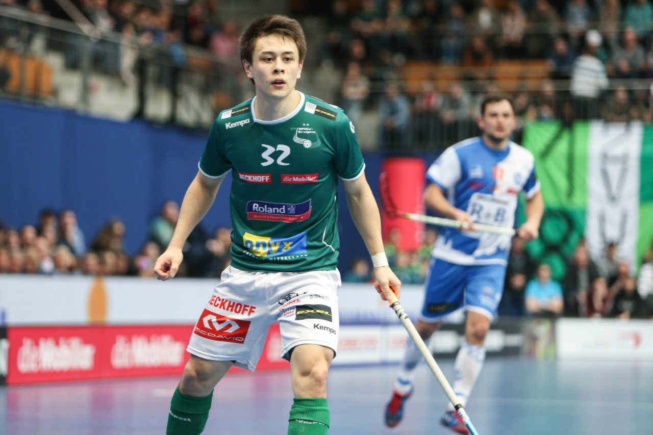 Wankdorfhalle (Bern), 24.02.2018, Unihockey Herren Schweizer Cupfinal, SV Wiler-Ersigen - GC Unihockey, Tino von Pritzbuer (Nr. 32, SV Wiler-Ersigen)

(Severin Binkert, unihockey-fotos.ch)

Copyright: Severin Binkert, unihockey-fotos.ch – Dieses Bild wurde durch swiss unihockey lizenziert und darf ausschliesslich auf den Online-Kanälen von swiss unihockey verwendet werden. Die redaktionelle oder kommerzielle Nutzung durch Dritte (Medien, Vereine, Unternehmen oder Privatpersonen) per Download von diesem flickr-Account ist ausgeschlossen. Das Bild kann bei Interesse via unihockey-fotos.ch kostenpflichtig lizenziert werden. unihockey-fotos.ch behält sich vor, fehlbaren Medien, Vereinen, Unternehmen oder Privatpersonen Bilder mit einem Zuschlag in Rechnung zu stellen.