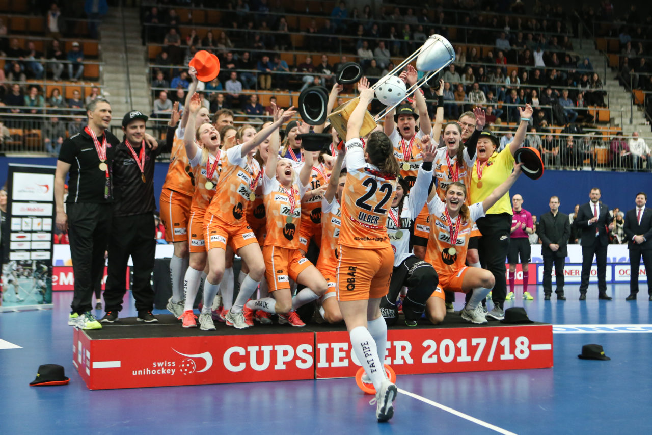 Wankdorfhalle (Bern), 24.02.2018, Unihockey Damen Schweizer Cupfinal, Red Ants Rychenberg Winterthur - piranha chur, piranha chur ist Cupsieger

(Severin Binkert, unihockey-fotos.ch)

Copyright: Severin Binkert, unihockey-fotos.ch – Dieses Bild wurde durch swiss unihockey lizenziert und darf ausschliesslich auf den Online-Kanälen von swiss unihockey verwendet werden. Die redaktionelle oder kommerzielle Nutzung durch Dritte (Medien, Vereine, Unternehmen oder Privatpersonen) per Download von diesem flickr-Account ist ausgeschlossen. Das Bild kann bei Interesse via unihockey-fotos.ch kostenpflichtig lizenziert werden. unihockey-fotos.ch behält sich vor, fehlbaren Medien, Vereinen, Unternehmen oder Privatpersonen Bilder mit einem Zuschlag in Rechnung zu stellen.