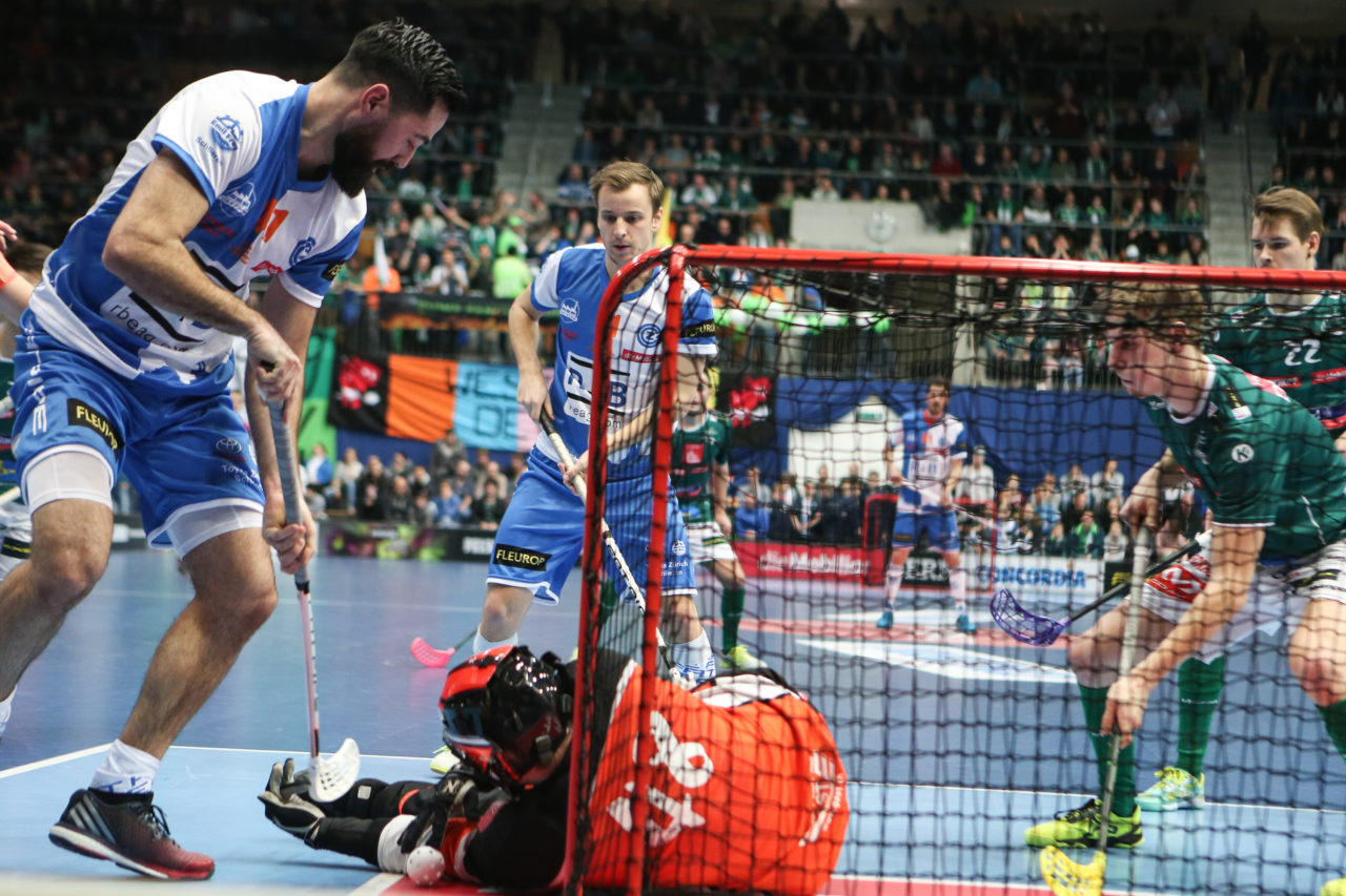 Wankdorfhalle (Bern), 24.02.2018, Unihockey Herren Schweizer Cupfinal, SV Wiler-Ersigen - GC Unihockey, Benjamin Reusser (Nr. 41, GC Unihockey) und Nicolas Wolf (Nr. 48, SV Wiler-Ersigen)

(Severin Binkert, unihockey-fotos.ch)

Copyright: Severin Binkert, unihockey-fotos.ch – Dieses Bild wurde durch swiss unihockey lizenziert und darf ausschliesslich auf den Online-Kanälen von swiss unihockey verwendet werden. Die redaktionelle oder kommerzielle Nutzung durch Dritte (Medien, Vereine, Unternehmen oder Privatpersonen) per Download von diesem flickr-Account ist ausgeschlossen. Das Bild kann bei Interesse via unihockey-fotos.ch kostenpflichtig lizenziert werden. unihockey-fotos.ch behält sich vor, fehlbaren Medien, Vereinen, Unternehmen oder Privatpersonen Bilder mit einem Zuschlag in Rechnung zu stellen.