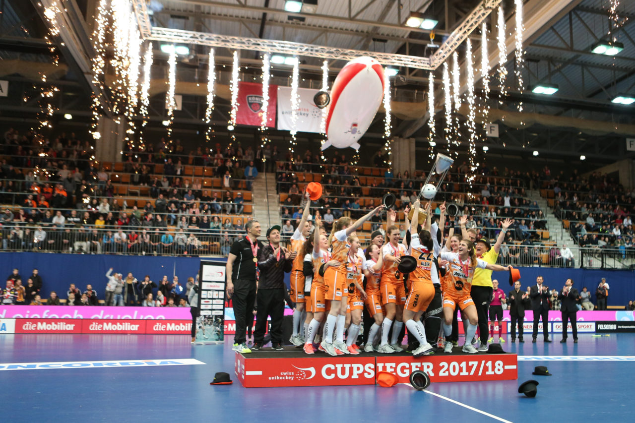 Wankdorfhalle (Bern), 24.02.2018, Unihockey Damen Schweizer Cupfinal, Red Ants Rychenberg Winterthur - piranha chur, piranha chur ist Cupsieger

(Severin Binkert, unihockey-fotos.ch)

Copyright: Severin Binkert, unihockey-fotos.ch – Dieses Bild wurde durch swiss unihockey lizenziert und darf ausschliesslich auf den Online-Kanälen von swiss unihockey verwendet werden. Die redaktionelle oder kommerzielle Nutzung durch Dritte (Medien, Vereine, Unternehmen oder Privatpersonen) per Download von diesem flickr-Account ist ausgeschlossen. Das Bild kann bei Interesse via unihockey-fotos.ch kostenpflichtig lizenziert werden. unihockey-fotos.ch behält sich vor, fehlbaren Medien, Vereinen, Unternehmen oder Privatpersonen Bilder mit einem Zuschlag in Rechnung zu stellen.