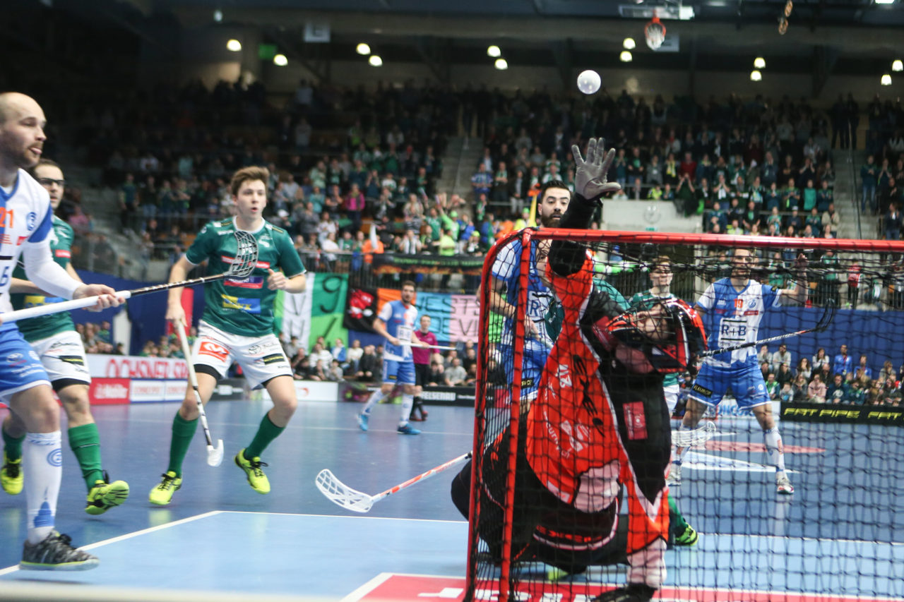 Wankdorfhalle (Bern), 24.02.2018, Unihockey Herren Schweizer Cupfinal, SV Wiler-Ersigen - GC Unihockey, Nicolas Wolf (Nr. 48, SV Wiler-Ersigen)

(Severin Binkert, unihockey-fotos.ch)

Copyright: Severin Binkert, unihockey-fotos.ch – Dieses Bild wurde durch swiss unihockey lizenziert und darf ausschliesslich auf den Online-Kanälen von swiss unihockey verwendet werden. Die redaktionelle oder kommerzielle Nutzung durch Dritte (Medien, Vereine, Unternehmen oder Privatpersonen) per Download von diesem flickr-Account ist ausgeschlossen. Das Bild kann bei Interesse via unihockey-fotos.ch kostenpflichtig lizenziert werden. unihockey-fotos.ch behält sich vor, fehlbaren Medien, Vereinen, Unternehmen oder Privatpersonen Bilder mit einem Zuschlag in Rechnung zu stellen.