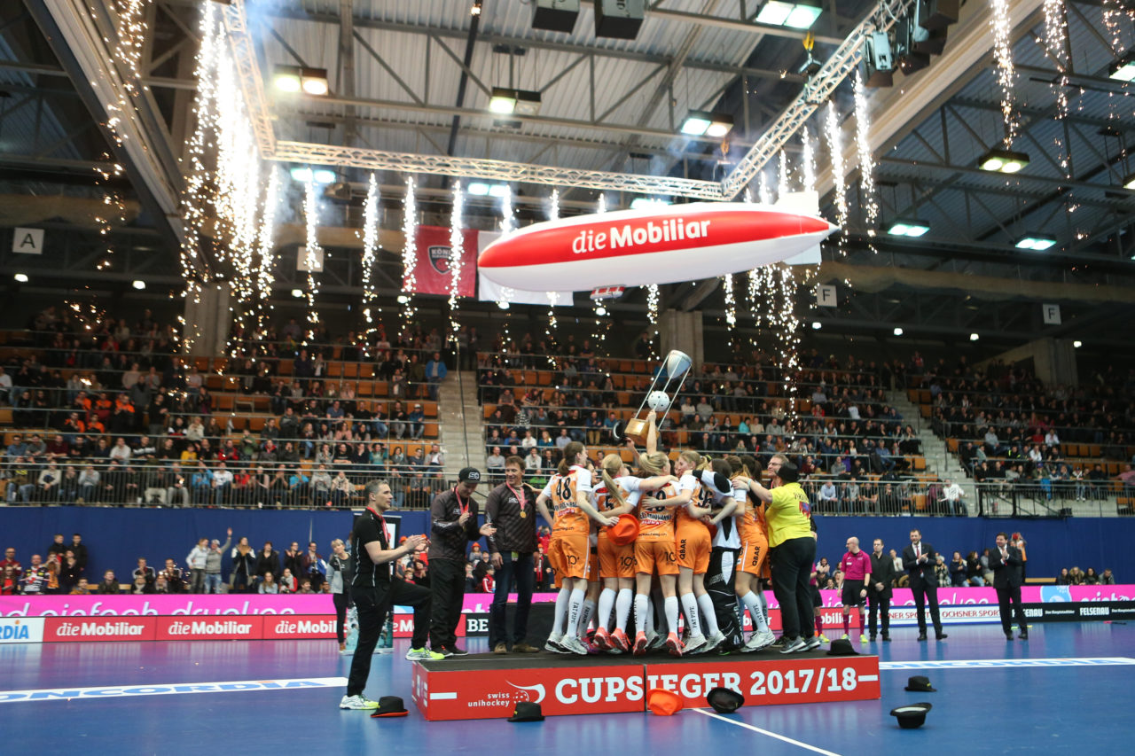 Wankdorfhalle (Bern), 24.02.2018, Unihockey Damen Schweizer Cupfinal, Red Ants Rychenberg Winterthur - piranha chur, piranha chur ist Cupsieger

(Severin Binkert, unihockey-fotos.ch)

Copyright: Severin Binkert, unihockey-fotos.ch – Dieses Bild wurde durch swiss unihockey lizenziert und darf ausschliesslich auf den Online-Kanälen von swiss unihockey verwendet werden. Die redaktionelle oder kommerzielle Nutzung durch Dritte (Medien, Vereine, Unternehmen oder Privatpersonen) per Download von diesem flickr-Account ist ausgeschlossen. Das Bild kann bei Interesse via unihockey-fotos.ch kostenpflichtig lizenziert werden. unihockey-fotos.ch behält sich vor, fehlbaren Medien, Vereinen, Unternehmen oder Privatpersonen Bilder mit einem Zuschlag in Rechnung zu stellen.