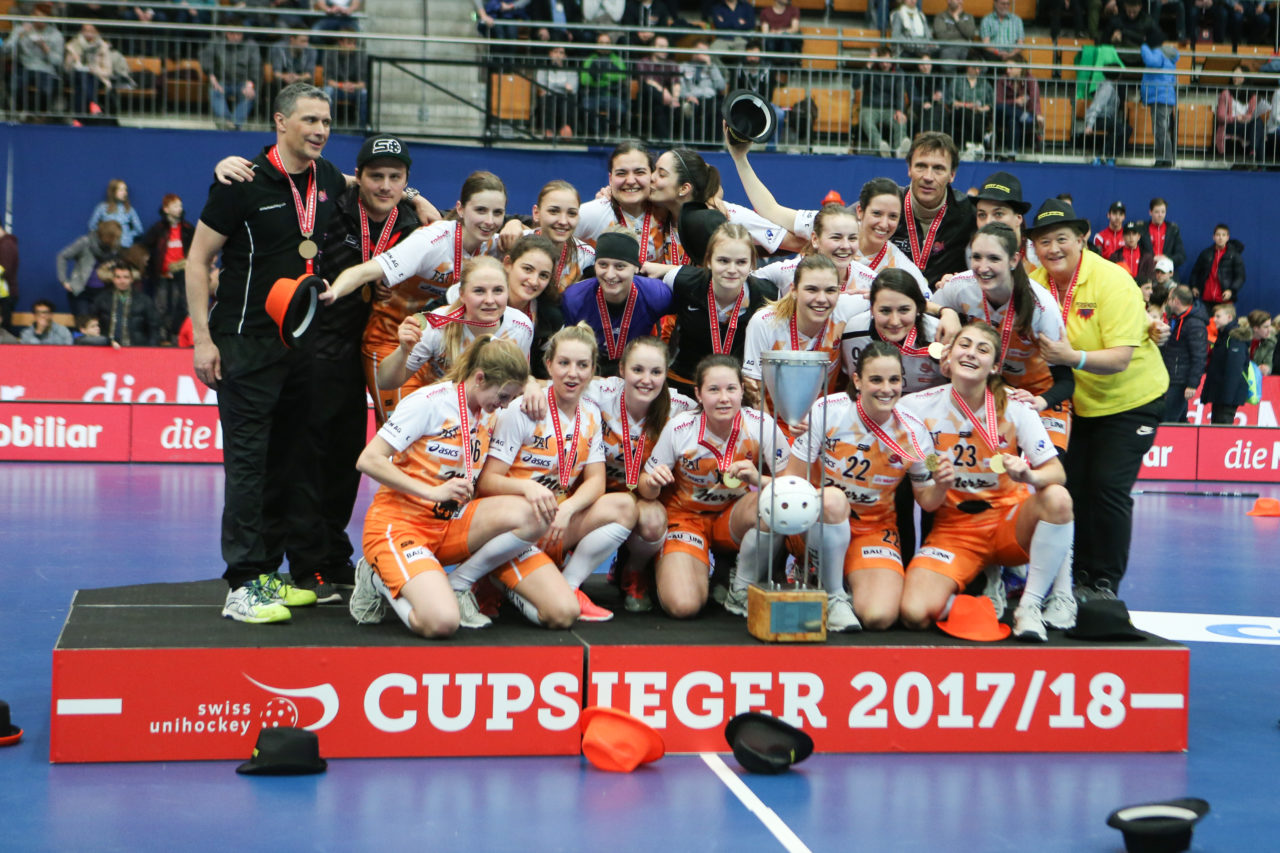 Wankdorfhalle (Bern), 24.02.2018, Unihockey Damen Schweizer Cupfinal, Red Ants Rychenberg Winterthur - piranha chur, Cupsieger piranha chur

(Severin Binkert, unihockey-fotos.ch)

Copyright: Severin Binkert, unihockey-fotos.ch – Dieses Bild wurde durch swiss unihockey lizenziert und darf ausschliesslich auf den Online-Kanälen von swiss unihockey verwendet werden. Die redaktionelle oder kommerzielle Nutzung durch Dritte (Medien, Vereine, Unternehmen oder Privatpersonen) per Download von diesem flickr-Account ist ausgeschlossen. Das Bild kann bei Interesse via unihockey-fotos.ch kostenpflichtig lizenziert werden. unihockey-fotos.ch behält sich vor, fehlbaren Medien, Vereinen, Unternehmen oder Privatpersonen Bilder mit einem Zuschlag in Rechnung zu stellen.