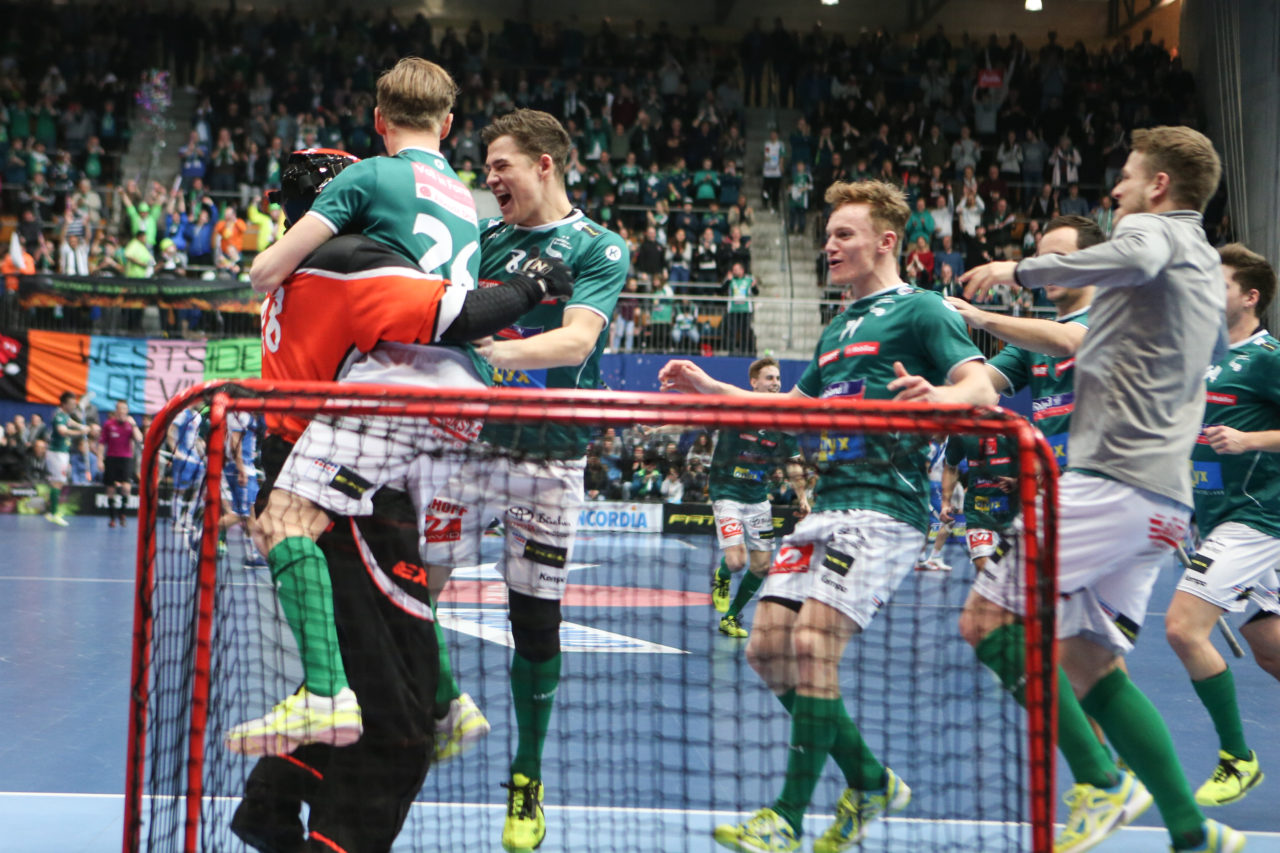 Wankdorfhalle (Bern), 24.02.2018, Unihockey Herren Schweizer Cupfinal, SV Wiler-Ersigen - GC Unihockey, SV Wiler-Ersigen ist Cupsieger

(Severin Binkert, unihockey-fotos.ch)

Copyright: Severin Binkert, unihockey-fotos.ch – Dieses Bild wurde durch swiss unihockey lizenziert und darf ausschliesslich auf den Online-Kanälen von swiss unihockey verwendet werden. Die redaktionelle oder kommerzielle Nutzung durch Dritte (Medien, Vereine, Unternehmen oder Privatpersonen) per Download von diesem flickr-Account ist ausgeschlossen. Das Bild kann bei Interesse via unihockey-fotos.ch kostenpflichtig lizenziert werden. unihockey-fotos.ch behält sich vor, fehlbaren Medien, Vereinen, Unternehmen oder Privatpersonen Bilder mit einem Zuschlag in Rechnung zu stellen.