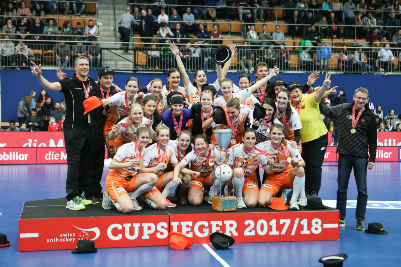 Wankdorfhalle (Bern), 24.02.2018, Unihockey Damen Schweizer Cupfinal, Red Ants Rychenberg Winterthur - piranha chur, Cupsieger piranha chur

(Severin Binkert, unihockey-fotos.ch)

Copyright: Severin Binkert, unihockey-fotos.ch – Dieses Bild wurde durch swiss unihockey lizenziert und darf ausschliesslich auf den Online-Kanälen von swiss unihockey verwendet werden. Die redaktionelle oder kommerzielle Nutzung durch Dritte (Medien, Vereine, Unternehmen oder Privatpersonen) per Download von diesem flickr-Account ist ausgeschlossen. Das Bild kann bei Interesse via unihockey-fotos.ch kostenpflichtig lizenziert werden. unihockey-fotos.ch behält sich vor, fehlbaren Medien, Vereinen, Unternehmen oder Privatpersonen Bilder mit einem Zuschlag in Rechnung zu stellen.