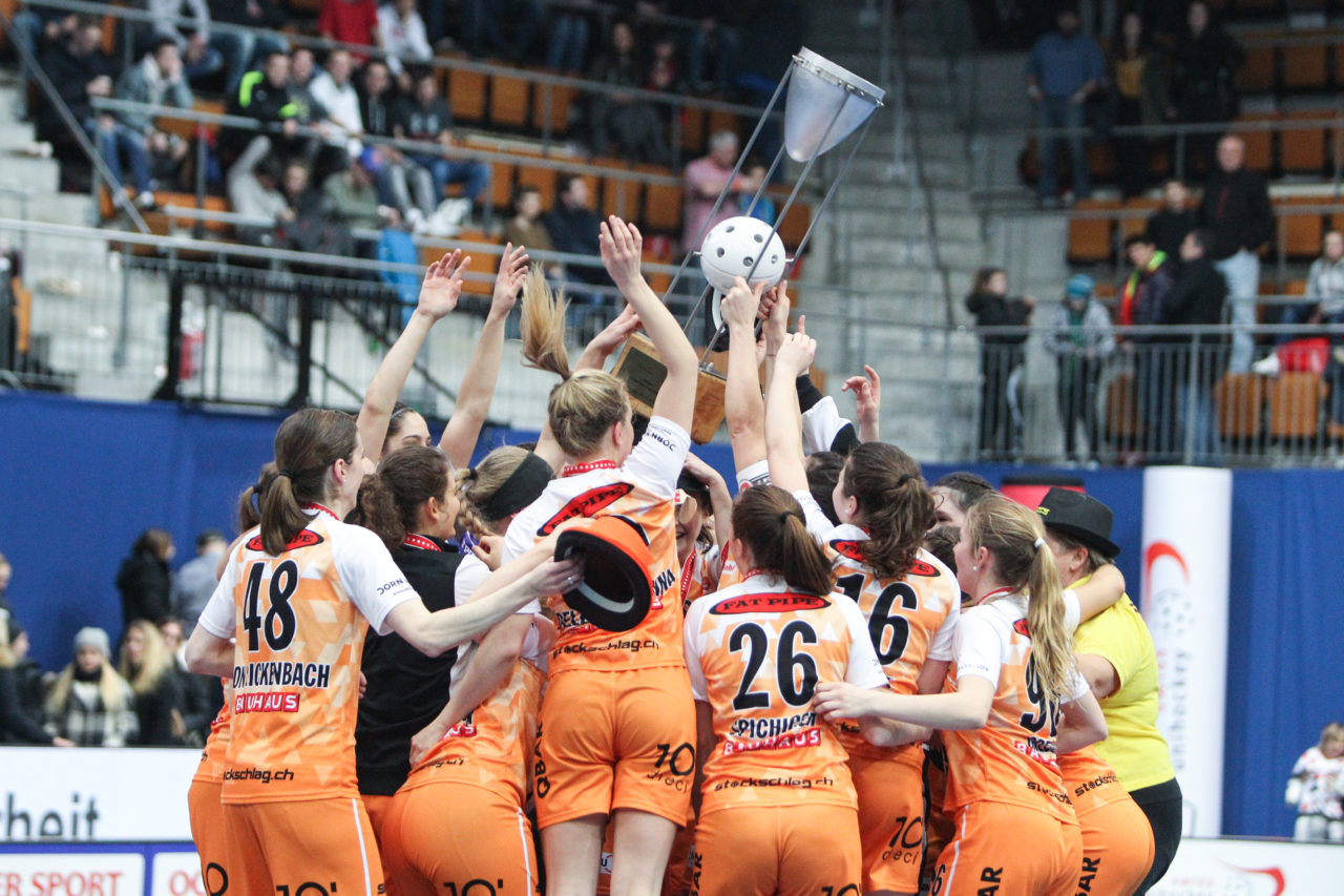 Wankdorfhalle (Bern), 24.02.2018, Unihockey Damen Schweizer Cupfinal, Red Ants Rychenberg Winterthur - piranha chur, Cupsieger piranha chur

(Severin Binkert, unihockey-fotos.ch)

Copyright: Severin Binkert, unihockey-fotos.ch – Dieses Bild wurde durch swiss unihockey lizenziert und darf ausschliesslich auf den Online-Kanälen von swiss unihockey verwendet werden. Die redaktionelle oder kommerzielle Nutzung durch Dritte (Medien, Vereine, Unternehmen oder Privatpersonen) per Download von diesem flickr-Account ist ausgeschlossen. Das Bild kann bei Interesse via unihockey-fotos.ch kostenpflichtig lizenziert werden. unihockey-fotos.ch behält sich vor, fehlbaren Medien, Vereinen, Unternehmen oder Privatpersonen Bilder mit einem Zuschlag in Rechnung zu stellen.