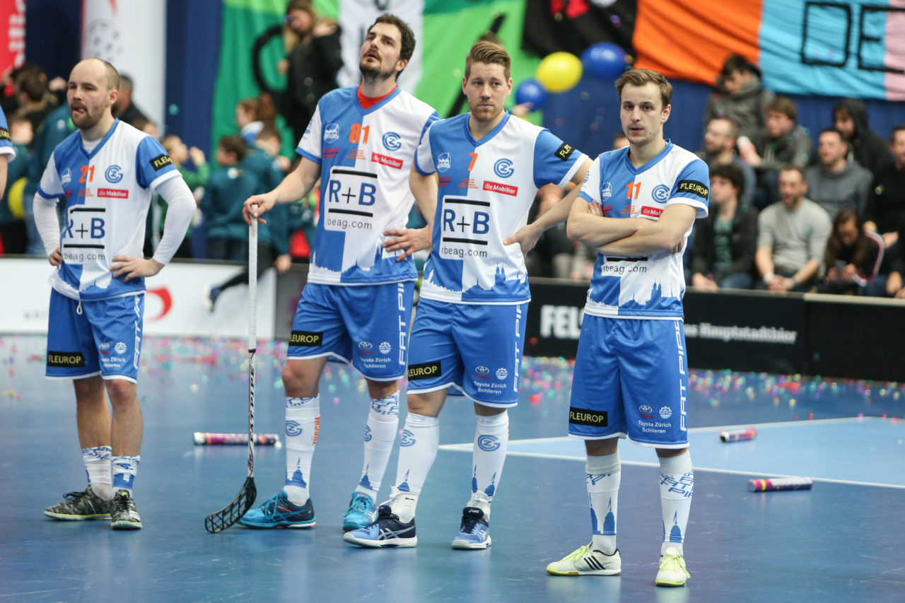 Wankdorfhalle (Bern), 24.02.2018, Unihockey Herren Schweizer Cupfinal, SV Wiler-Ersigen - GC Unihockey, Hängende Zürcher Köpfe

(Severin Binkert, unihockey-fotos.ch)

Copyright: Severin Binkert, unihockey-fotos.ch – Dieses Bild wurde durch swiss unihockey lizenziert und darf ausschliesslich auf den Online-Kanälen von swiss unihockey verwendet werden. Die redaktionelle oder kommerzielle Nutzung durch Dritte (Medien, Vereine, Unternehmen oder Privatpersonen) per Download von diesem flickr-Account ist ausgeschlossen. Das Bild kann bei Interesse via unihockey-fotos.ch kostenpflichtig lizenziert werden. unihockey-fotos.ch behält sich vor, fehlbaren Medien, Vereinen, Unternehmen oder Privatpersonen Bilder mit einem Zuschlag in Rechnung zu stellen.