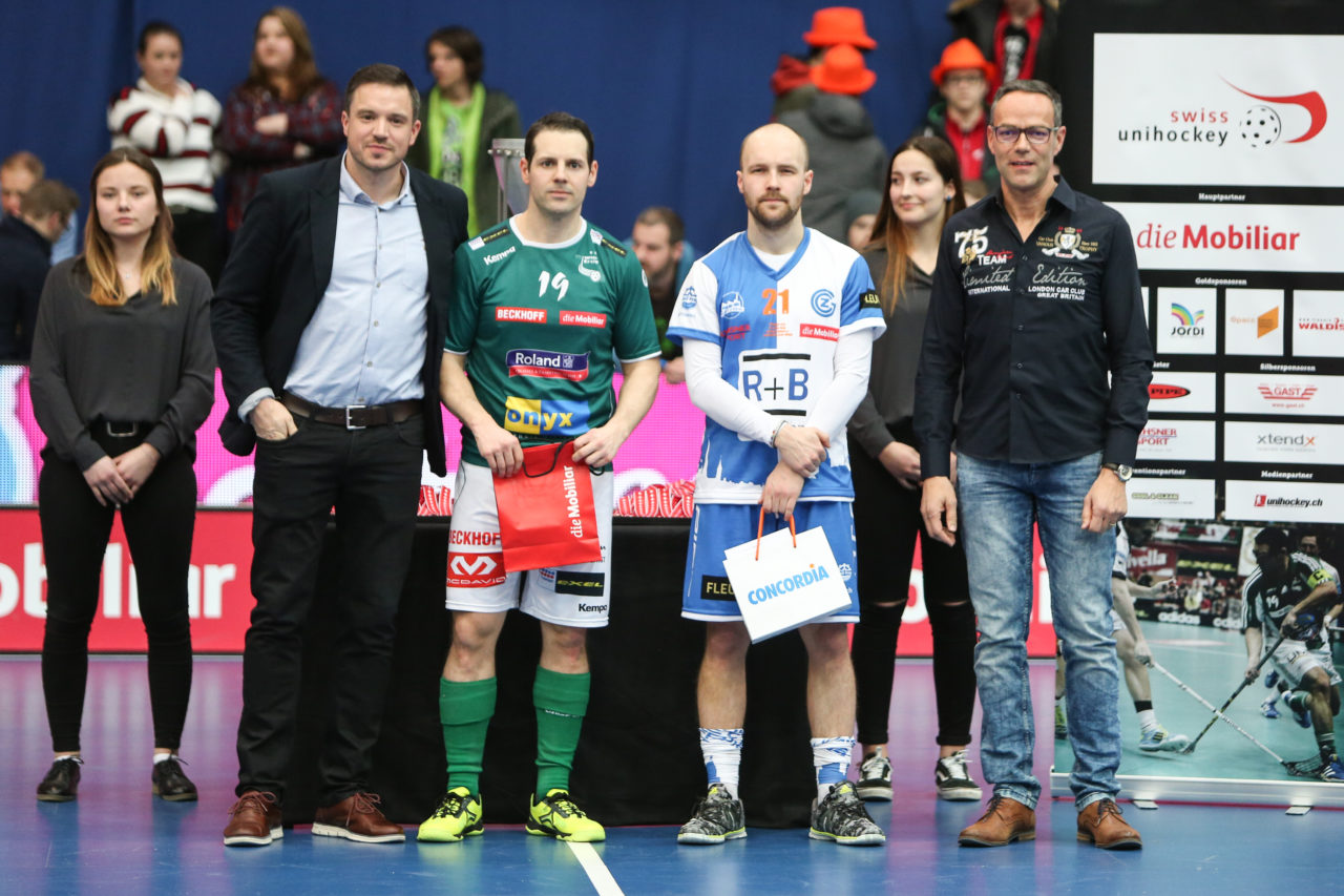 Wankdorfhalle (Bern), 24.02.2018, Unihockey Herren Schweizer Cupfinal, SV Wiler-Ersigen - GC Unihockey, Matthias Hofbauer (Nr. 19, SV Wiler-Ersigen) und Emil Julkunen (Nr. 21, GC Unihockey)

(Severin Binkert, unihockey-fotos.ch)

Copyright: Severin Binkert, unihockey-fotos.ch – Dieses Bild wurde durch swiss unihockey lizenziert und darf ausschliesslich auf den Online-Kanälen von swiss unihockey verwendet werden. Die redaktionelle oder kommerzielle Nutzung durch Dritte (Medien, Vereine, Unternehmen oder Privatpersonen) per Download von diesem flickr-Account ist ausgeschlossen. Das Bild kann bei Interesse via unihockey-fotos.ch kostenpflichtig lizenziert werden. unihockey-fotos.ch behält sich vor, fehlbaren Medien, Vereinen, Unternehmen oder Privatpersonen Bilder mit einem Zuschlag in Rechnung zu stellen.