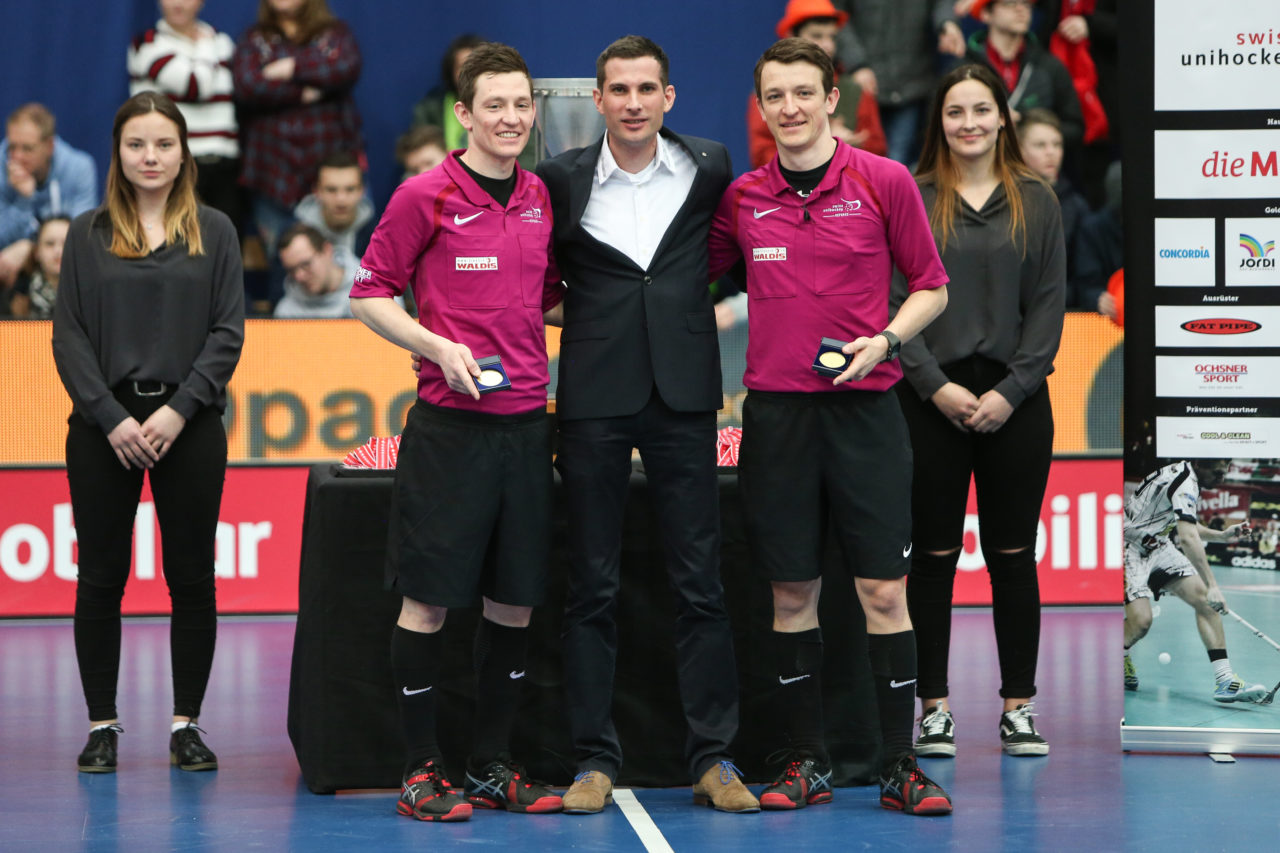 Wankdorfhalle (Bern), 24.02.2018, Unihockey Herren Schweizer Cupfinal, SV Wiler-Ersigen - GC Unihockey, Christian Kronenberg, Reto Gyger und Lukas Kronenberg

(Severin Binkert, unihockey-fotos.ch)

Copyright: Severin Binkert, unihockey-fotos.ch – Dieses Bild wurde durch swiss unihockey lizenziert und darf ausschliesslich auf den Online-Kanälen von swiss unihockey verwendet werden. Die redaktionelle oder kommerzielle Nutzung durch Dritte (Medien, Vereine, Unternehmen oder Privatpersonen) per Download von diesem flickr-Account ist ausgeschlossen. Das Bild kann bei Interesse via unihockey-fotos.ch kostenpflichtig lizenziert werden. unihockey-fotos.ch behält sich vor, fehlbaren Medien, Vereinen, Unternehmen oder Privatpersonen Bilder mit einem Zuschlag in Rechnung zu stellen.