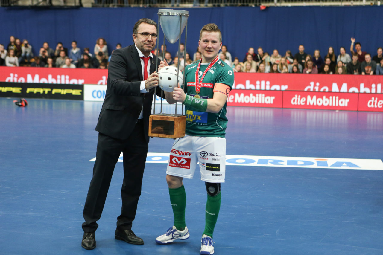Wankdorfhalle (Bern), 24.02.2018, Unihockey Herren Schweizer Cupfinal, SV Wiler-Ersigen - GC Unihockey, Daniel Bareiss und Tatu Väänänen (Nr. 21, SV Wiler-Ersigen)

(Severin Binkert, unihockey-fotos.ch)

Copyright: Severin Binkert, unihockey-fotos.ch – Dieses Bild wurde durch swiss unihockey lizenziert und darf ausschliesslich auf den Online-Kanälen von swiss unihockey verwendet werden. Die redaktionelle oder kommerzielle Nutzung durch Dritte (Medien, Vereine, Unternehmen oder Privatpersonen) per Download von diesem flickr-Account ist ausgeschlossen. Das Bild kann bei Interesse via unihockey-fotos.ch kostenpflichtig lizenziert werden. unihockey-fotos.ch behält sich vor, fehlbaren Medien, Vereinen, Unternehmen oder Privatpersonen Bilder mit einem Zuschlag in Rechnung zu stellen.