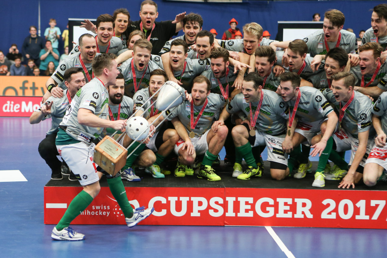 Wankdorfhalle (Bern), 24.02.2018, Unihockey Herren Schweizer Cupfinal, SV Wiler-Ersigen - GC Unihockey, Tatu Väänänen (Nr. 21, SV Wiler-Ersigen)

(Severin Binkert, unihockey-fotos.ch)

Copyright: Severin Binkert, unihockey-fotos.ch – Dieses Bild wurde durch swiss unihockey lizenziert und darf ausschliesslich auf den Online-Kanälen von swiss unihockey verwendet werden. Die redaktionelle oder kommerzielle Nutzung durch Dritte (Medien, Vereine, Unternehmen oder Privatpersonen) per Download von diesem flickr-Account ist ausgeschlossen. Das Bild kann bei Interesse via unihockey-fotos.ch kostenpflichtig lizenziert werden. unihockey-fotos.ch behält sich vor, fehlbaren Medien, Vereinen, Unternehmen oder Privatpersonen Bilder mit einem Zuschlag in Rechnung zu stellen.