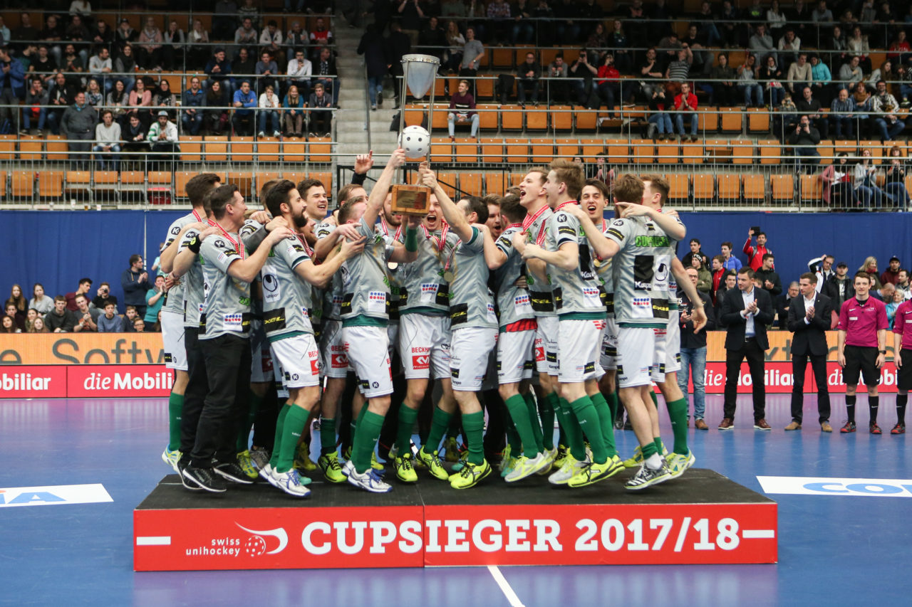 Wankdorfhalle (Bern), 24.02.2018, Unihockey Herren Schweizer Cupfinal, SV Wiler-Ersigen - GC Unihockey, Cupsieger SV Wiler-Ersigen

(Severin Binkert, unihockey-fotos.ch)

Copyright: Severin Binkert, unihockey-fotos.ch – Dieses Bild wurde durch swiss unihockey lizenziert und darf ausschliesslich auf den Online-Kanälen von swiss unihockey verwendet werden. Die redaktionelle oder kommerzielle Nutzung durch Dritte (Medien, Vereine, Unternehmen oder Privatpersonen) per Download von diesem flickr-Account ist ausgeschlossen. Das Bild kann bei Interesse via unihockey-fotos.ch kostenpflichtig lizenziert werden. unihockey-fotos.ch behält sich vor, fehlbaren Medien, Vereinen, Unternehmen oder Privatpersonen Bilder mit einem Zuschlag in Rechnung zu stellen.