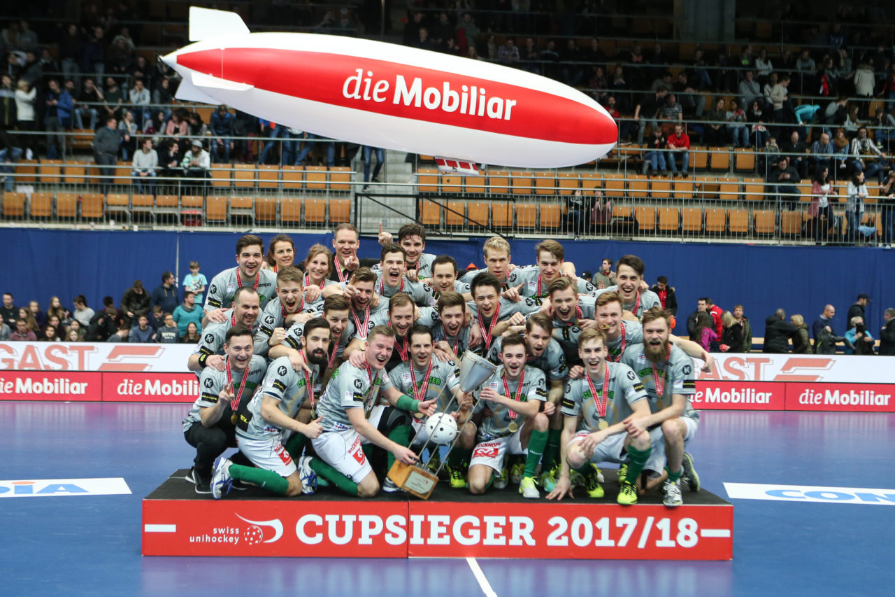 Wankdorfhalle (Bern), 24.02.2018, Unihockey Herren Schweizer Cupfinal, SV Wiler-Ersigen - GC Unihockey, Cupsieger SV Wiler-Ersigen

(Severin Binkert, unihockey-fotos.ch)

Copyright: Severin Binkert, unihockey-fotos.ch – Dieses Bild wurde durch swiss unihockey lizenziert und darf ausschliesslich auf den Online-Kanälen von swiss unihockey verwendet werden. Die redaktionelle oder kommerzielle Nutzung durch Dritte (Medien, Vereine, Unternehmen oder Privatpersonen) per Download von diesem flickr-Account ist ausgeschlossen. Das Bild kann bei Interesse via unihockey-fotos.ch kostenpflichtig lizenziert werden. unihockey-fotos.ch behält sich vor, fehlbaren Medien, Vereinen, Unternehmen oder Privatpersonen Bilder mit einem Zuschlag in Rechnung zu stellen.