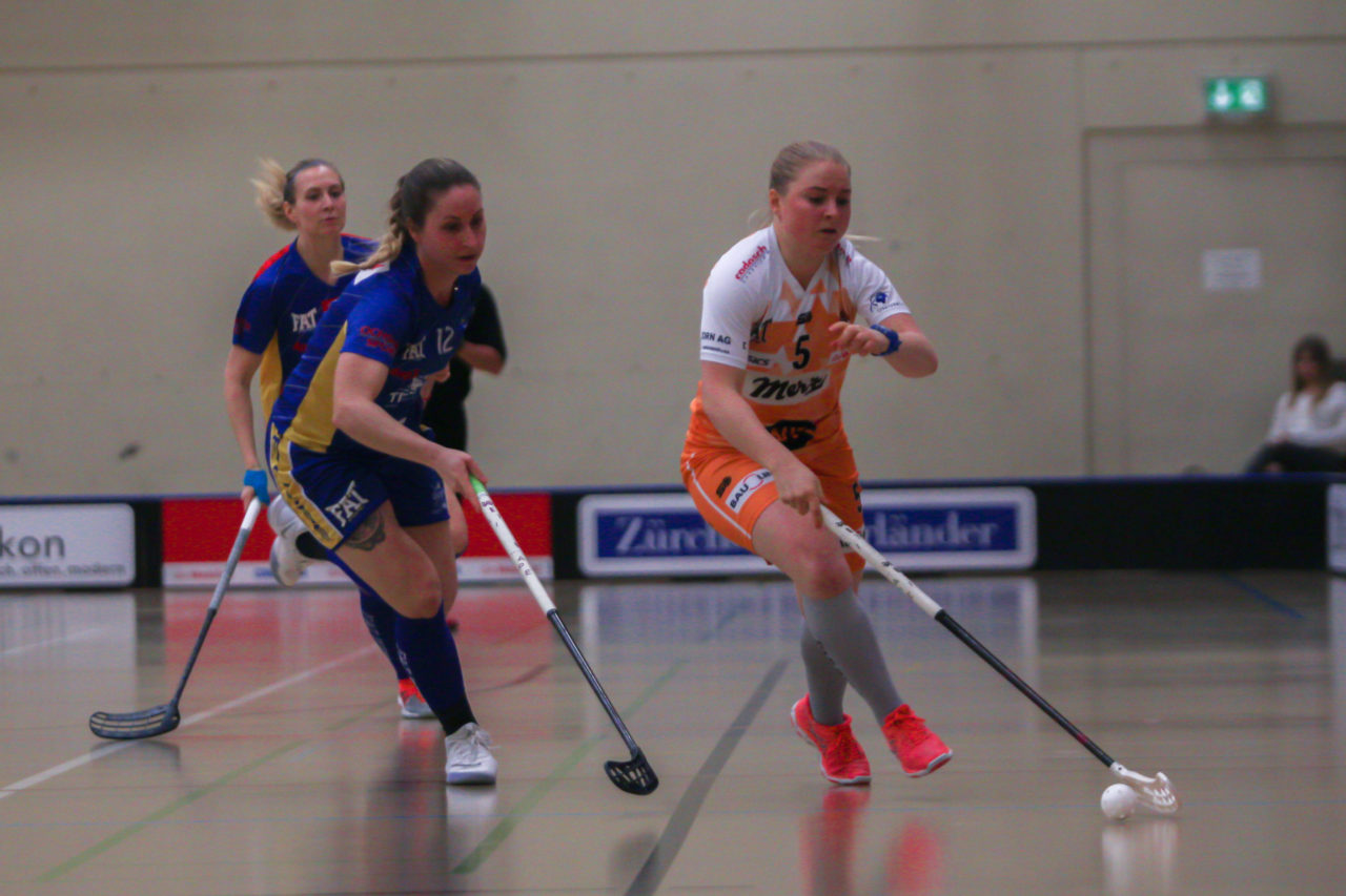 Hüenerweid (Dietlikon), 16.02.2018, Unihockey Damen NLA 16. Runde, UHC Dietlikon - piranha chur, Silja Eskelinen (Nr. 5, piranha chur) entkommt Tanja Stella (Nr. 12, UHC Dietlikon)

(Claudio Schwarz, unihockey-fotos.ch)

Copyright: Claudio Schwarz, unihockey-fotos.ch – Dieses Bild wurde durch swiss unihockey lizenziert und darf ausschliesslich auf den Online-Kanälen von swiss unihockey verwendet werden. Die redaktionelle oder kommerzielle Nutzung durch Dritte (Medien, Vereine, Unternehmen oder Privatpersonen) per Download von diesem flickr-Account ist ausgeschlossen. Das Bild kann bei Interesse via unihockey-fotos.ch kostenpflichtig lizenziert werden. unihockey-fotos.ch behält sich vor, fehlbaren Medien, Vereinen, Unternehmen oder Privatpersonen Bilder mit einem Zuschlag in Rechnung zu stellen.