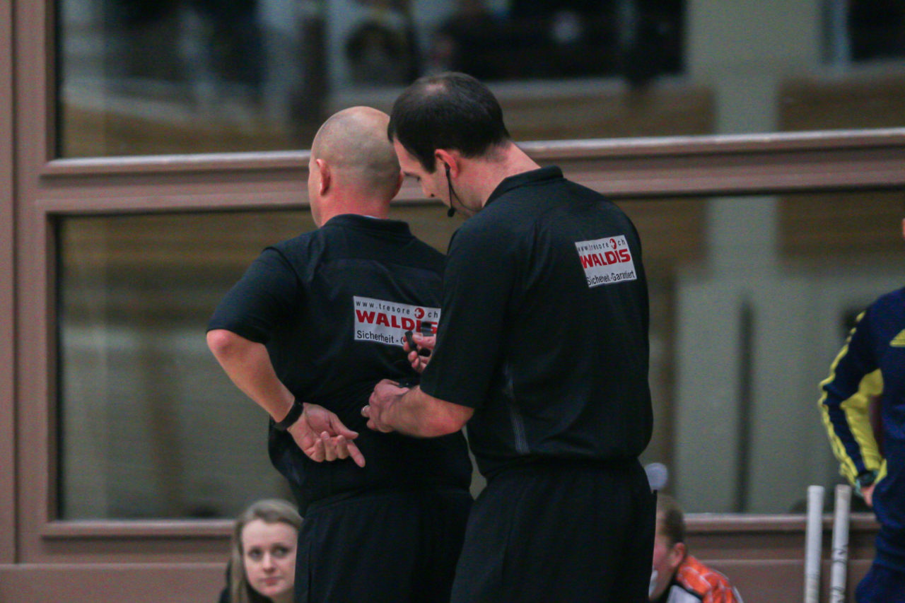 Hüenerweid (Dietlikon), 16.02.2018, Unihockey Damen NLA 16. Runde, UHC Dietlikon - piranha chur, die Schiris fixieren das Headset

(Claudio Schwarz, unihockey-fotos.ch)

Copyright: Claudio Schwarz, unihockey-fotos.ch – Dieses Bild wurde durch swiss unihockey lizenziert und darf ausschliesslich auf den Online-Kanälen von swiss unihockey verwendet werden. Die redaktionelle oder kommerzielle Nutzung durch Dritte (Medien, Vereine, Unternehmen oder Privatpersonen) per Download von diesem flickr-Account ist ausgeschlossen. Das Bild kann bei Interesse via unihockey-fotos.ch kostenpflichtig lizenziert werden. unihockey-fotos.ch behält sich vor, fehlbaren Medien, Vereinen, Unternehmen oder Privatpersonen Bilder mit einem Zuschlag in Rechnung zu stellen.