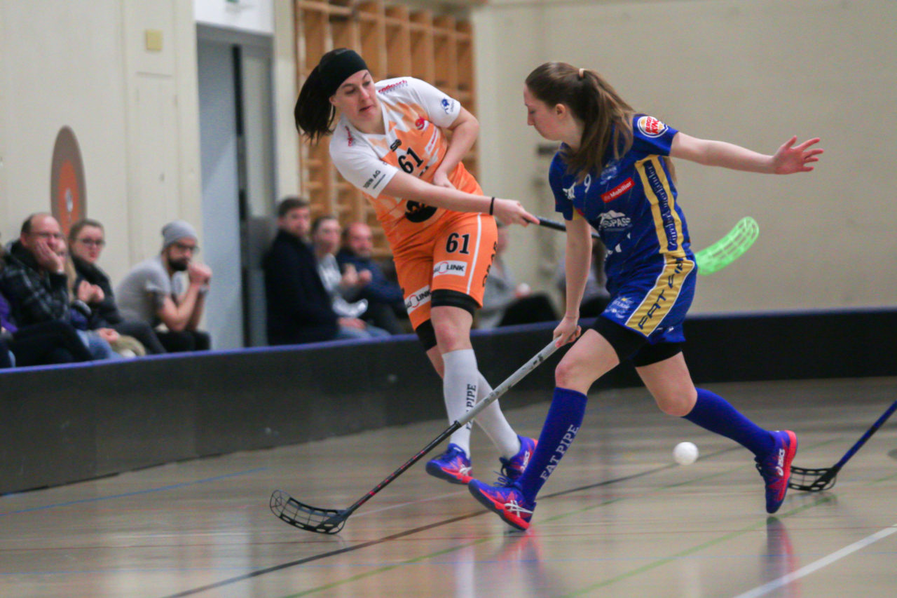 Hüenerweid (Dietlikon), 16.02.2018, Unihockey Damen NLA 16. Runde, UHC Dietlikon - piranha chur, Katrin Zwinggi (Nr. 61, piranha chur) mit einem Abschlussversuch

(Claudio Schwarz, unihockey-fotos.ch)

Copyright: Claudio Schwarz, unihockey-fotos.ch – Dieses Bild wurde durch swiss unihockey lizenziert und darf ausschliesslich auf den Online-Kanälen von swiss unihockey verwendet werden. Die redaktionelle oder kommerzielle Nutzung durch Dritte (Medien, Vereine, Unternehmen oder Privatpersonen) per Download von diesem flickr-Account ist ausgeschlossen. Das Bild kann bei Interesse via unihockey-fotos.ch kostenpflichtig lizenziert werden. unihockey-fotos.ch behält sich vor, fehlbaren Medien, Vereinen, Unternehmen oder Privatpersonen Bilder mit einem Zuschlag in Rechnung zu stellen.