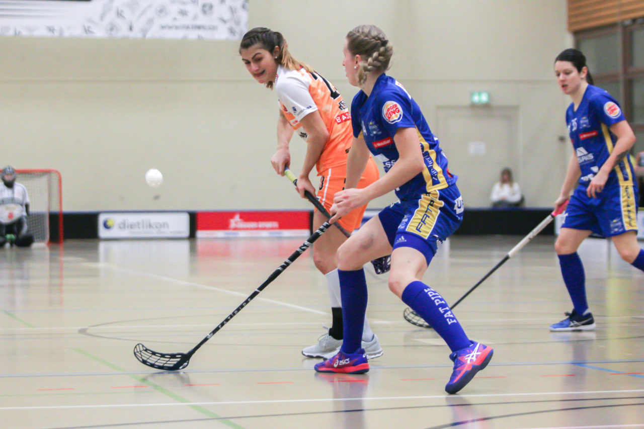 Hüenerweid (Dietlikon), 16.02.2018, Unihockey Damen NLA 16. Runde, UHC Dietlikon - piranha chur, Chiara Rensch (Nr. 23, piranha chur) mit einem Abschlussversuch

(Claudio Schwarz, unihockey-fotos.ch)

Copyright: Claudio Schwarz, unihockey-fotos.ch – Dieses Bild wurde durch swiss unihockey lizenziert und darf ausschliesslich auf den Online-Kanälen von swiss unihockey verwendet werden. Die redaktionelle oder kommerzielle Nutzung durch Dritte (Medien, Vereine, Unternehmen oder Privatpersonen) per Download von diesem flickr-Account ist ausgeschlossen. Das Bild kann bei Interesse via unihockey-fotos.ch kostenpflichtig lizenziert werden. unihockey-fotos.ch behält sich vor, fehlbaren Medien, Vereinen, Unternehmen oder Privatpersonen Bilder mit einem Zuschlag in Rechnung zu stellen.