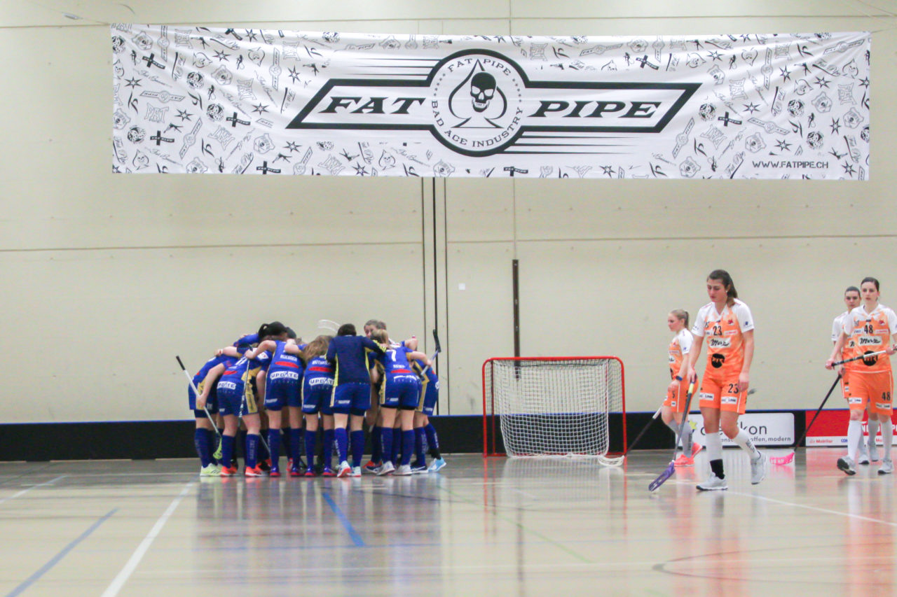 Hüenerweid (Dietlikon), 16.02.2018, Unihockey Damen NLA 16. Runde, UHC Dietlikon - piranha chur, Torjubel UHC Dietlikon

(Claudio Schwarz, unihockey-fotos.ch)

Copyright: Claudio Schwarz, unihockey-fotos.ch – Dieses Bild wurde durch swiss unihockey lizenziert und darf ausschliesslich auf den Online-Kanälen von swiss unihockey verwendet werden. Die redaktionelle oder kommerzielle Nutzung durch Dritte (Medien, Vereine, Unternehmen oder Privatpersonen) per Download von diesem flickr-Account ist ausgeschlossen. Das Bild kann bei Interesse via unihockey-fotos.ch kostenpflichtig lizenziert werden. unihockey-fotos.ch behält sich vor, fehlbaren Medien, Vereinen, Unternehmen oder Privatpersonen Bilder mit einem Zuschlag in Rechnung zu stellen.