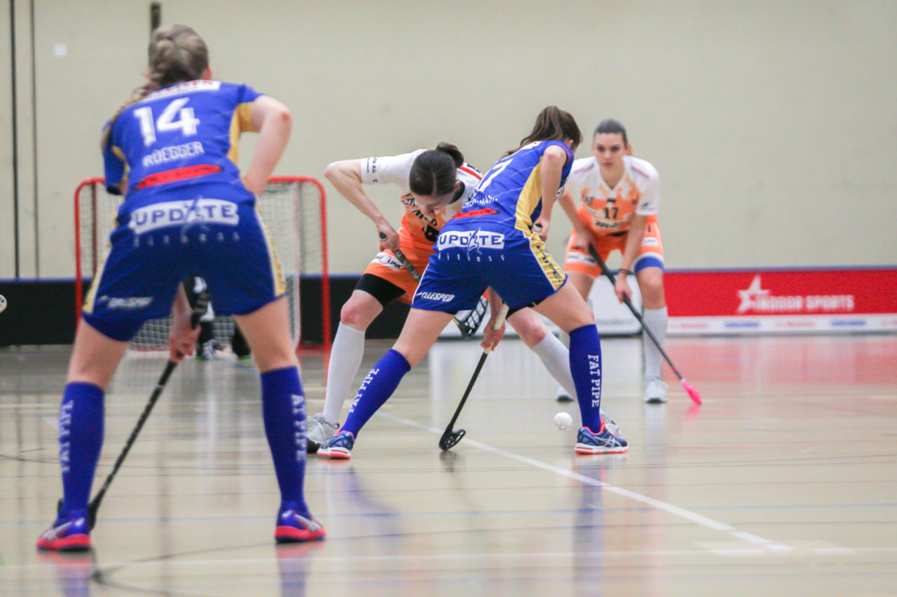 Hüenerweid (Dietlikon), 16.02.2018, Unihockey Damen NLA 16. Runde, UHC Dietlikon - piranha chur, Evelyne Ackermann (Nr. 17, UHC Dietlikon) beim Anspiel gegen Priska Von Rickenbach (Nr. 48, piranha chur)

(Claudio Schwarz, unihockey-fotos.ch)

Copyright: Claudio Schwarz, unihockey-fotos.ch – Dieses Bild wurde durch swiss unihockey lizenziert und darf ausschliesslich auf den Online-Kanälen von swiss unihockey verwendet werden. Die redaktionelle oder kommerzielle Nutzung durch Dritte (Medien, Vereine, Unternehmen oder Privatpersonen) per Download von diesem flickr-Account ist ausgeschlossen. Das Bild kann bei Interesse via unihockey-fotos.ch kostenpflichtig lizenziert werden. unihockey-fotos.ch behält sich vor, fehlbaren Medien, Vereinen, Unternehmen oder Privatpersonen Bilder mit einem Zuschlag in Rechnung zu stellen.