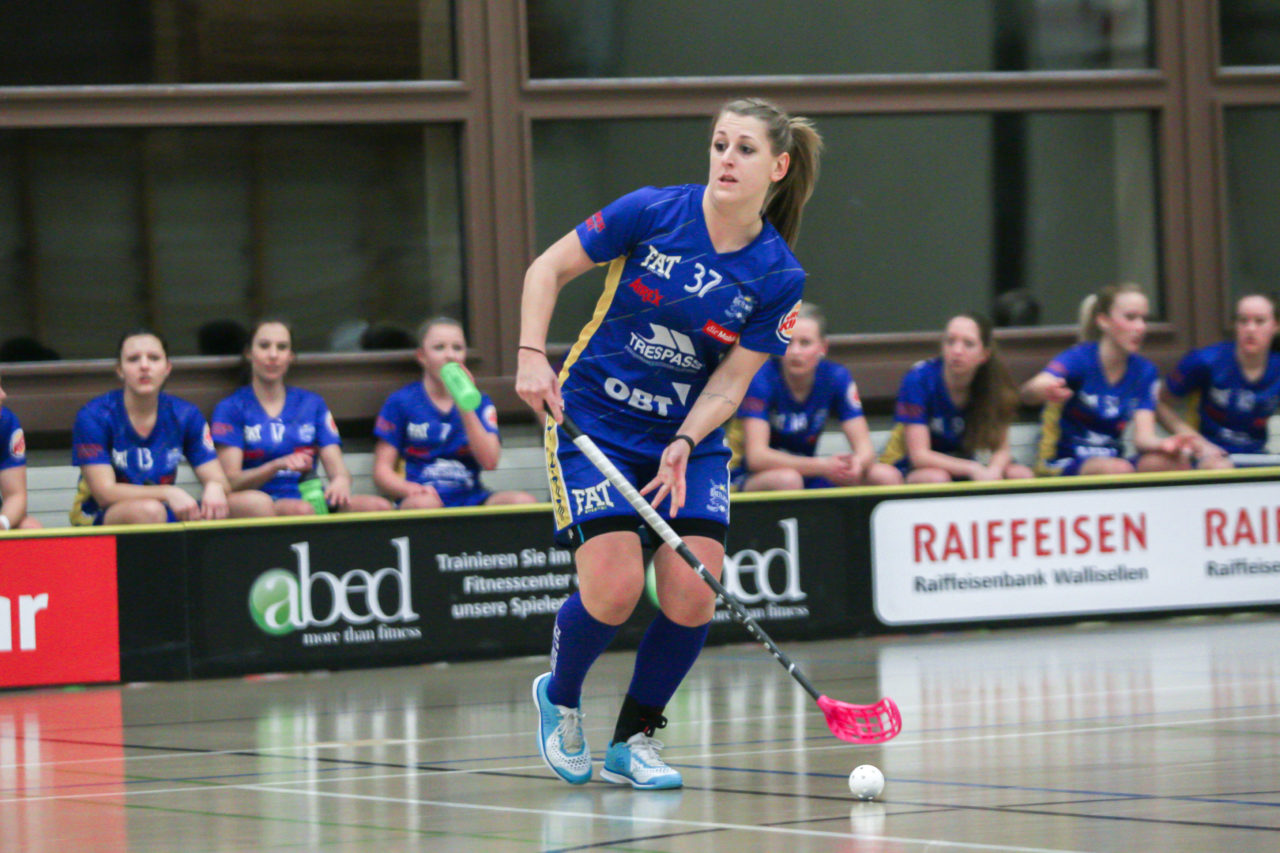 Hüenerweid (Dietlikon), 16.02.2018, Unihockey Damen NLA 16. Runde, UHC Dietlikon - piranha chur, Andrea Streiff (Nr. 37, UHC Dietlikon) am Ball

(Claudio Schwarz, unihockey-fotos.ch)

Copyright: Claudio Schwarz, unihockey-fotos.ch – Dieses Bild wurde durch swiss unihockey lizenziert und darf ausschliesslich auf den Online-Kanälen von swiss unihockey verwendet werden. Die redaktionelle oder kommerzielle Nutzung durch Dritte (Medien, Vereine, Unternehmen oder Privatpersonen) per Download von diesem flickr-Account ist ausgeschlossen. Das Bild kann bei Interesse via unihockey-fotos.ch kostenpflichtig lizenziert werden. unihockey-fotos.ch behält sich vor, fehlbaren Medien, Vereinen, Unternehmen oder Privatpersonen Bilder mit einem Zuschlag in Rechnung zu stellen.